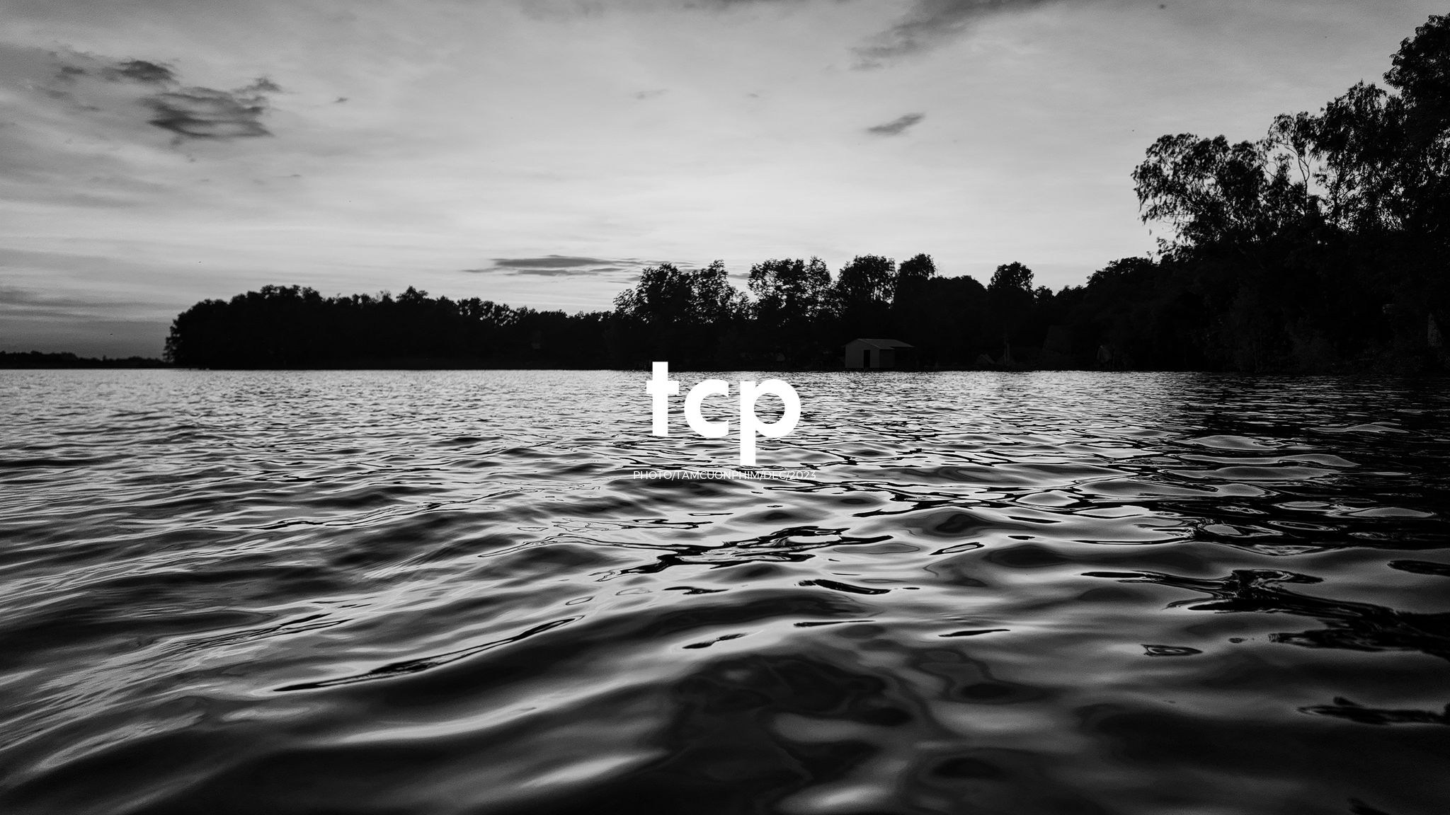 Tám Cuộn Phim - Nắng chiều và hơi nước mát lạnh