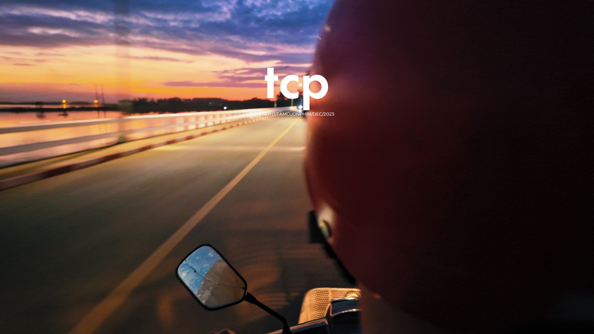 Tám Cuộn Phim - Nắng chiều và hơi nước mát lạnh