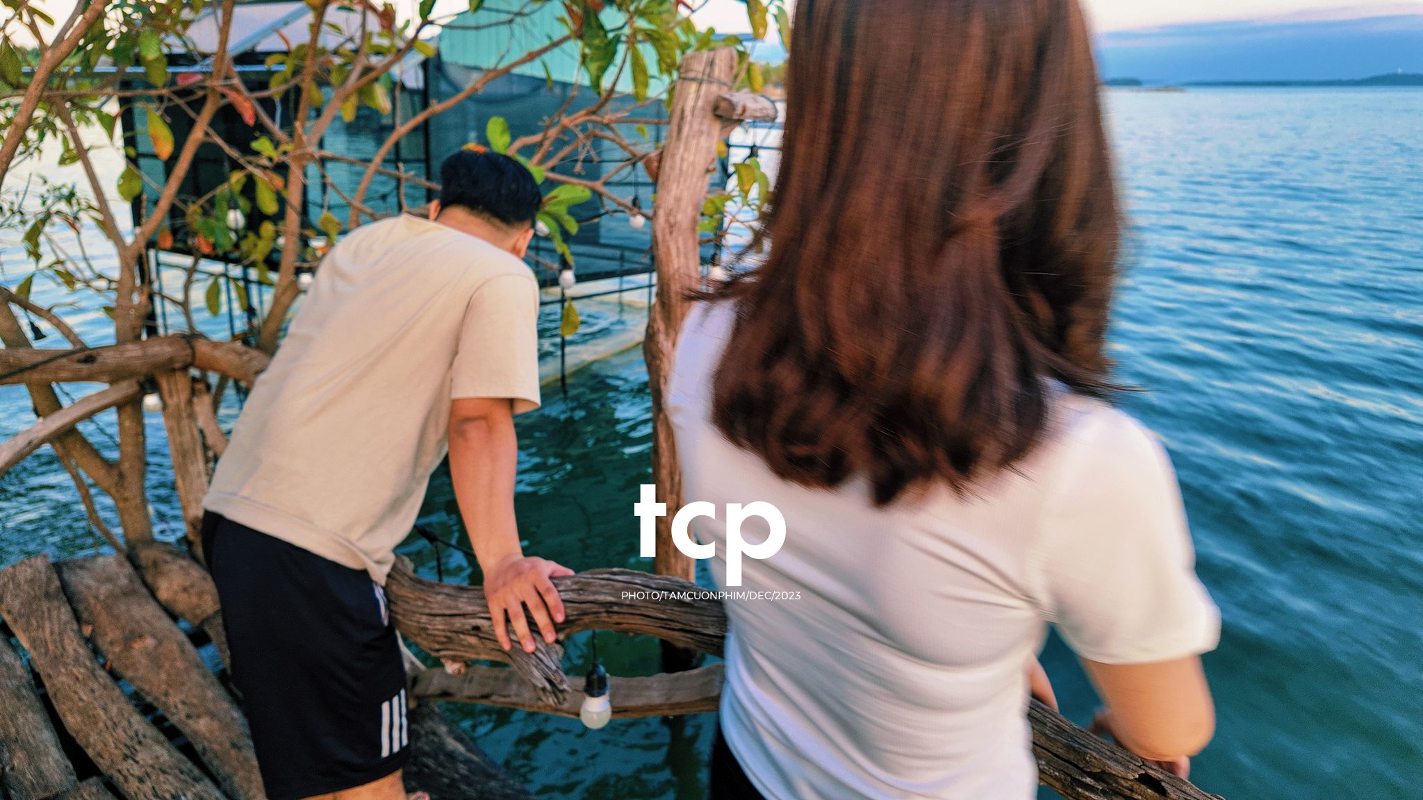 Tám Cuộn Phim - Nắng chiều và hơi nước mát lạnh