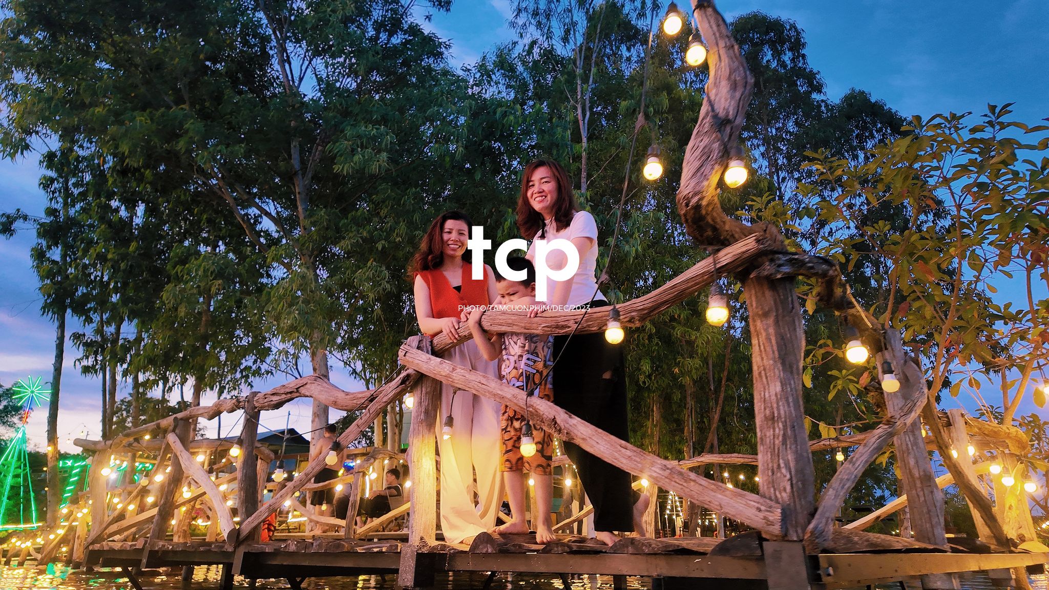 Tám Cuộn Phim - Nắng chiều và hơi nước mát lạnh