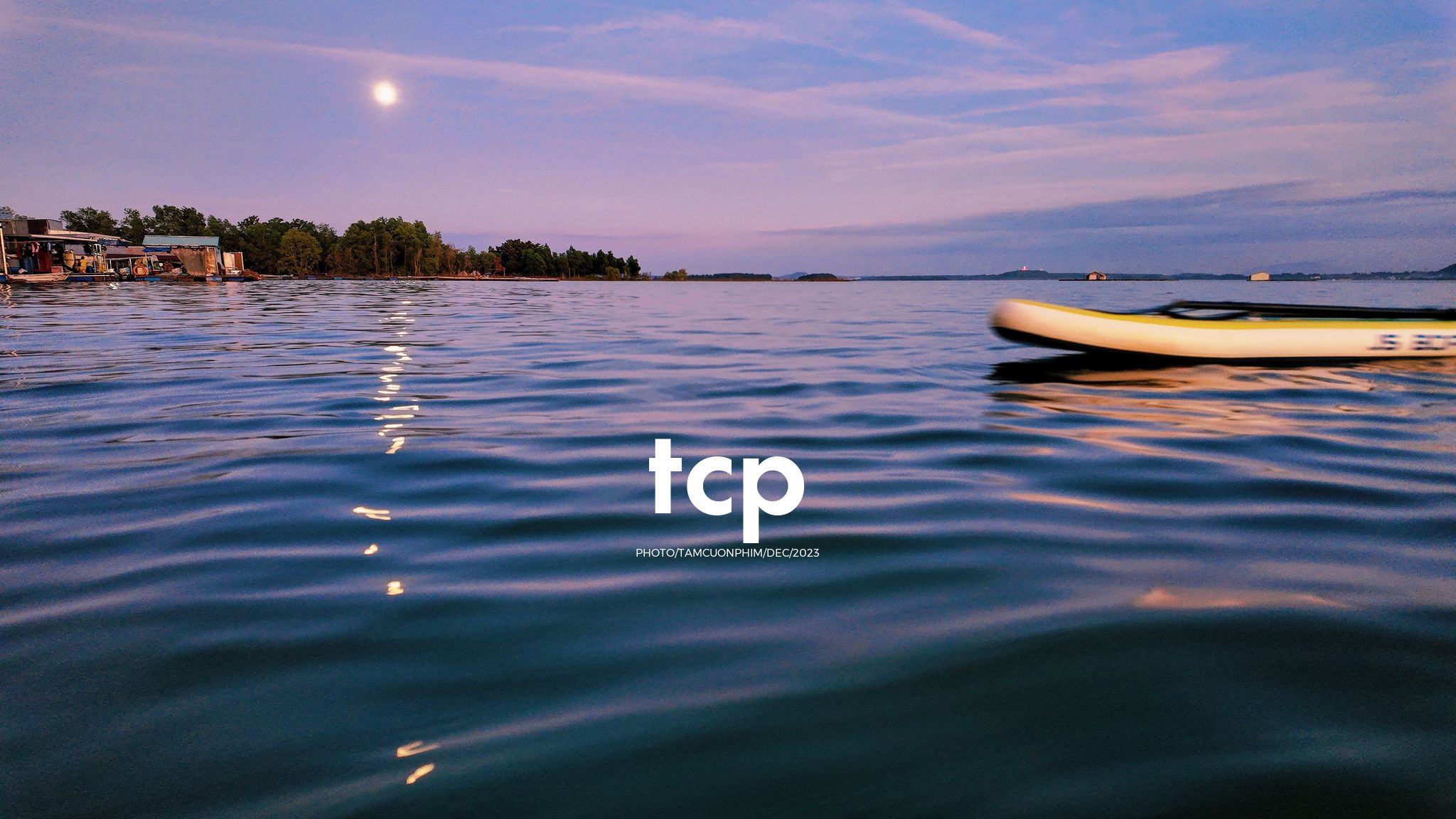 Tám Cuộn Phim - Nắng chiều và hơi nước mát lạnh