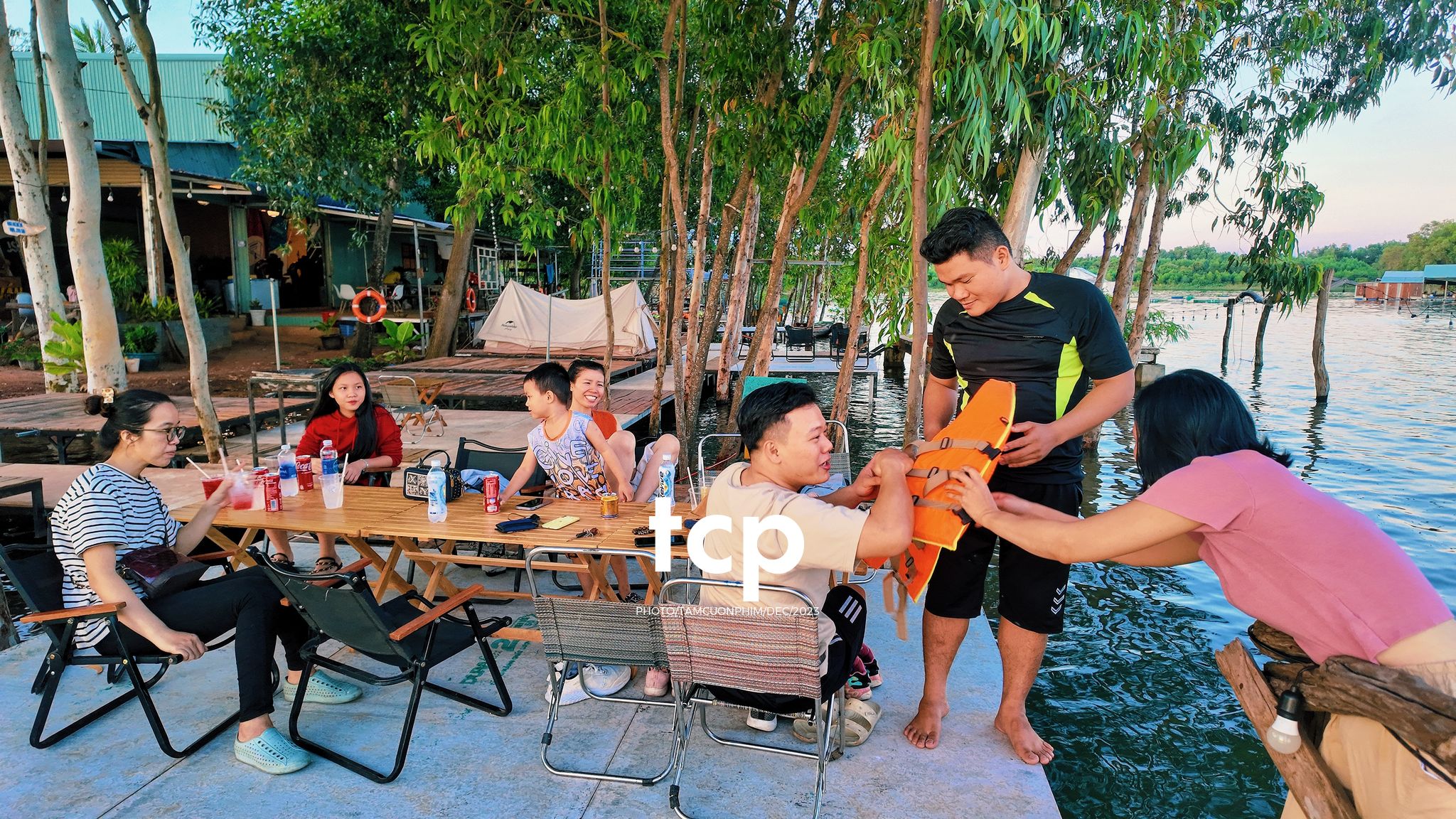 Tám Cuộn Phim - Nắng chiều và hơi nước mát lạnh