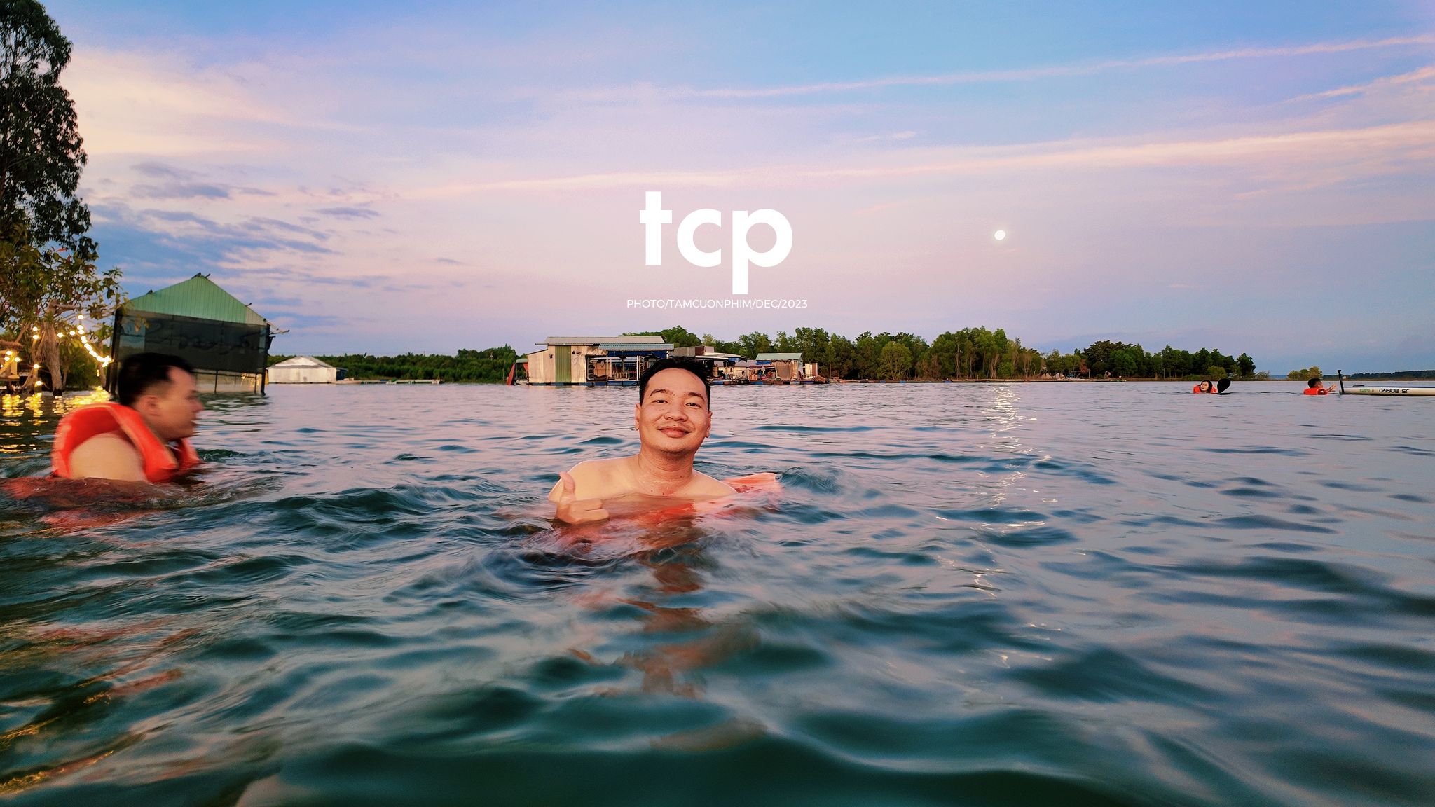 Tám Cuộn Phim - Nắng chiều và hơi nước mát lạnh