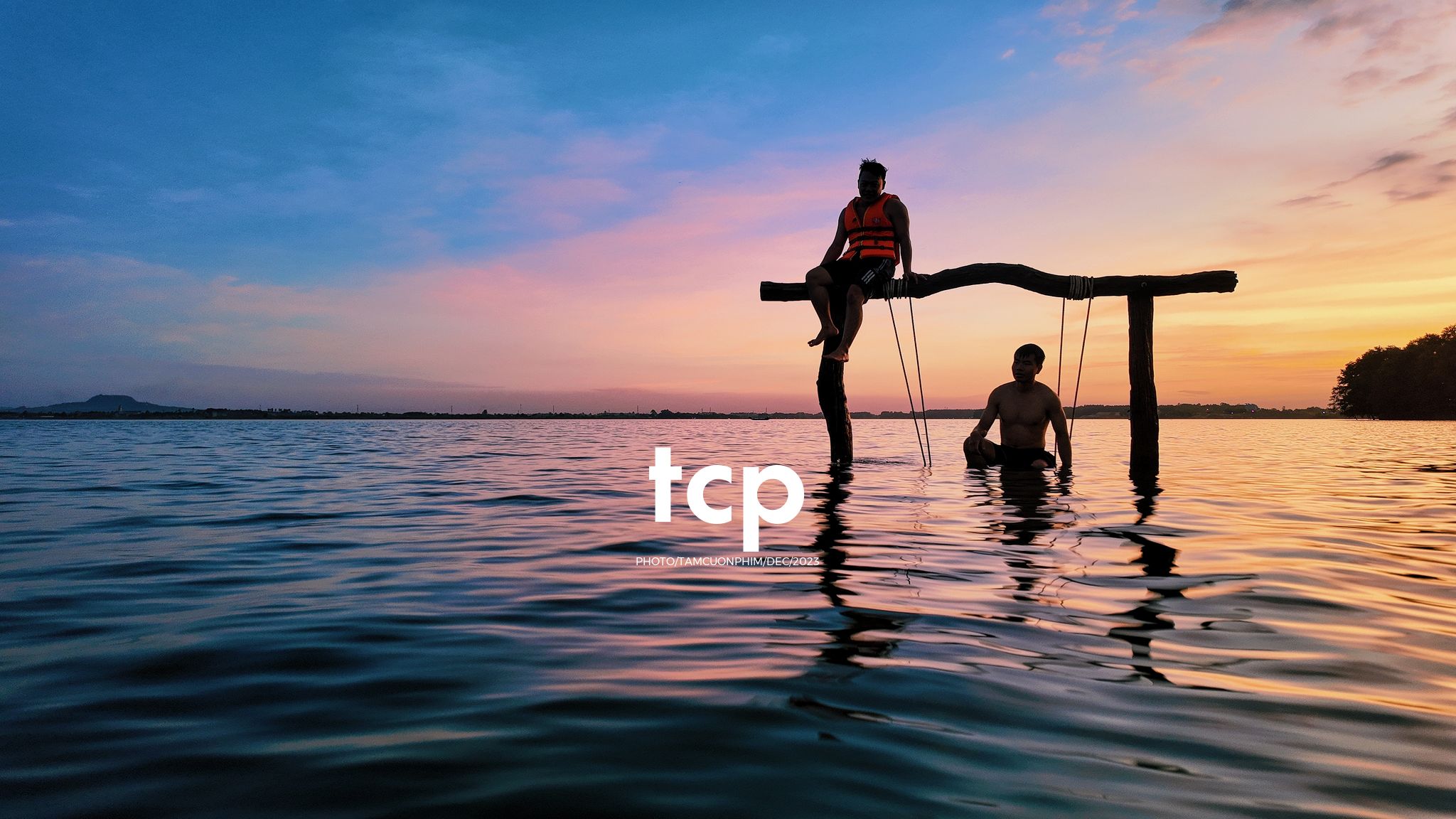 Tám Cuộn Phim - Nắng chiều và hơi nước mát lạnh