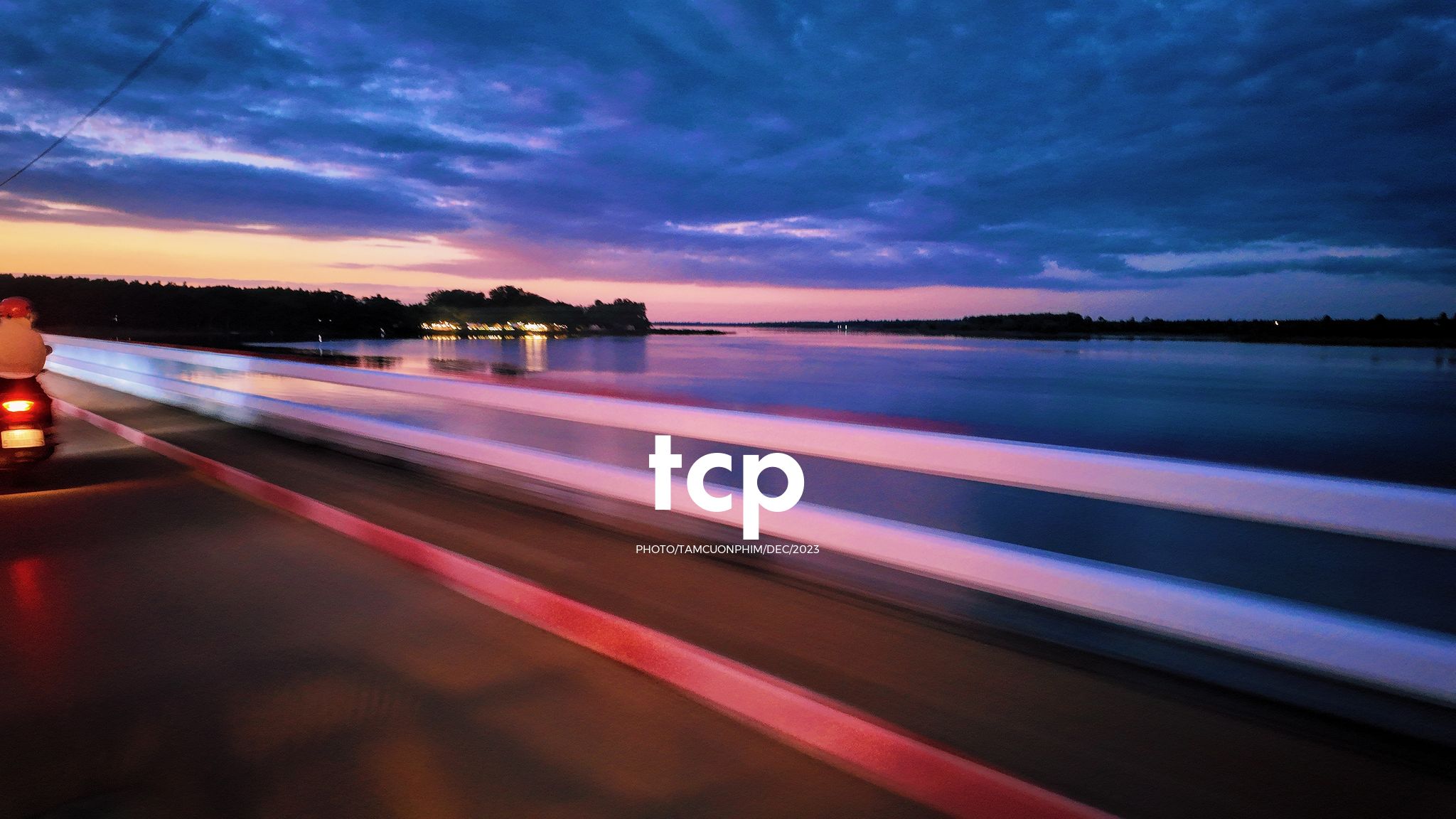 Tám Cuộn Phim - Nắng chiều và hơi nước mát lạnh