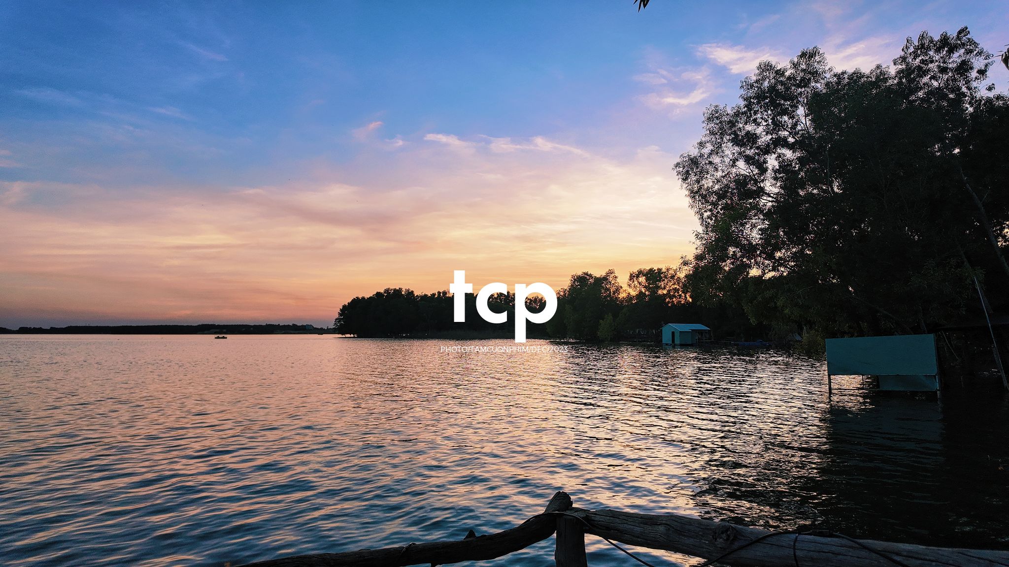 Tám Cuộn Phim - Nắng chiều và hơi nước mát lạnh