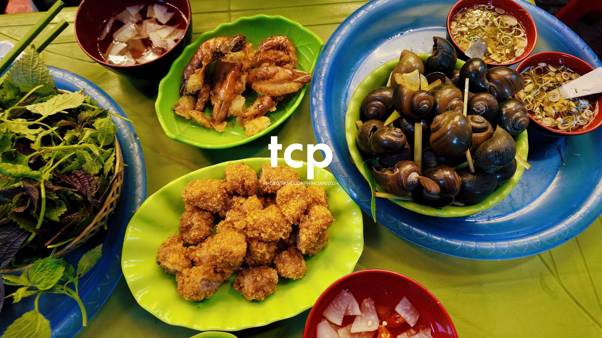 Tám Cuộn Phim - Có ai lại không nghiện cái cảm giác la cà phố xá những chiều mưa như thế này không?