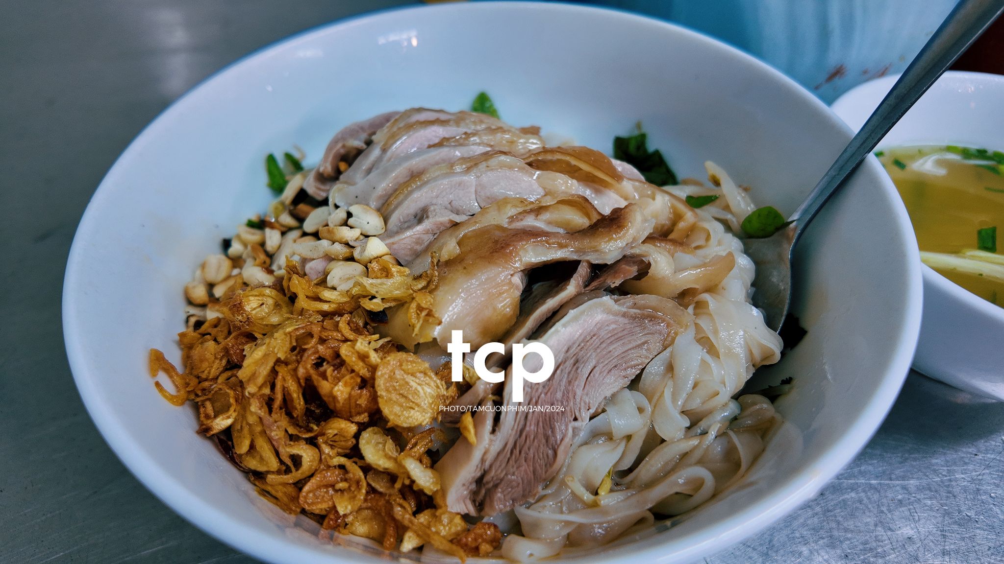 Tám Cuộn Phim - Có ai lại không nghiện cái cảm giác la cà phố xá những chiều mưa như thế này không?