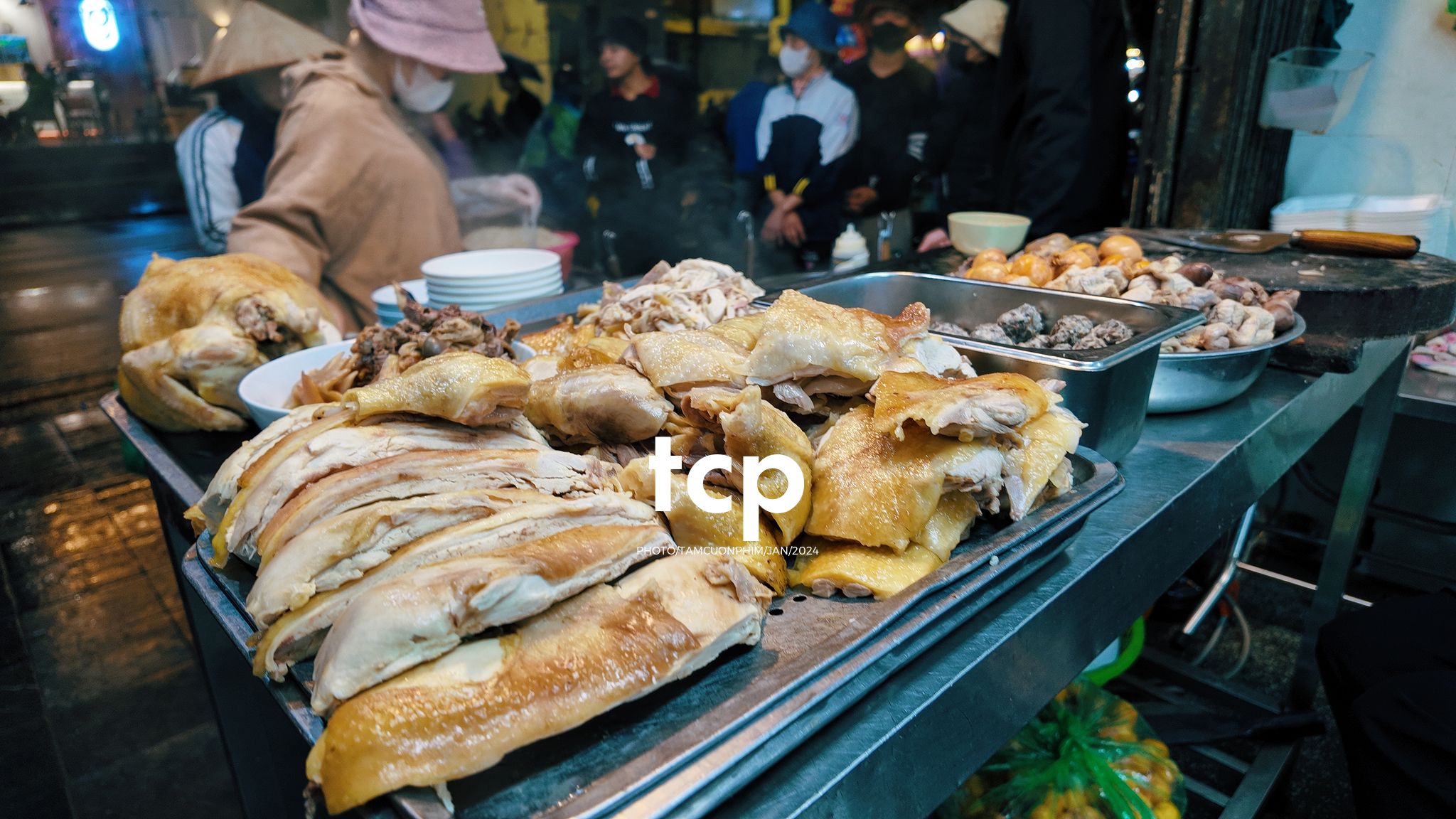 Tám Cuộn Phim - Có ai lại không nghiện cái cảm giác la cà phố xá những chiều mưa như thế này không?