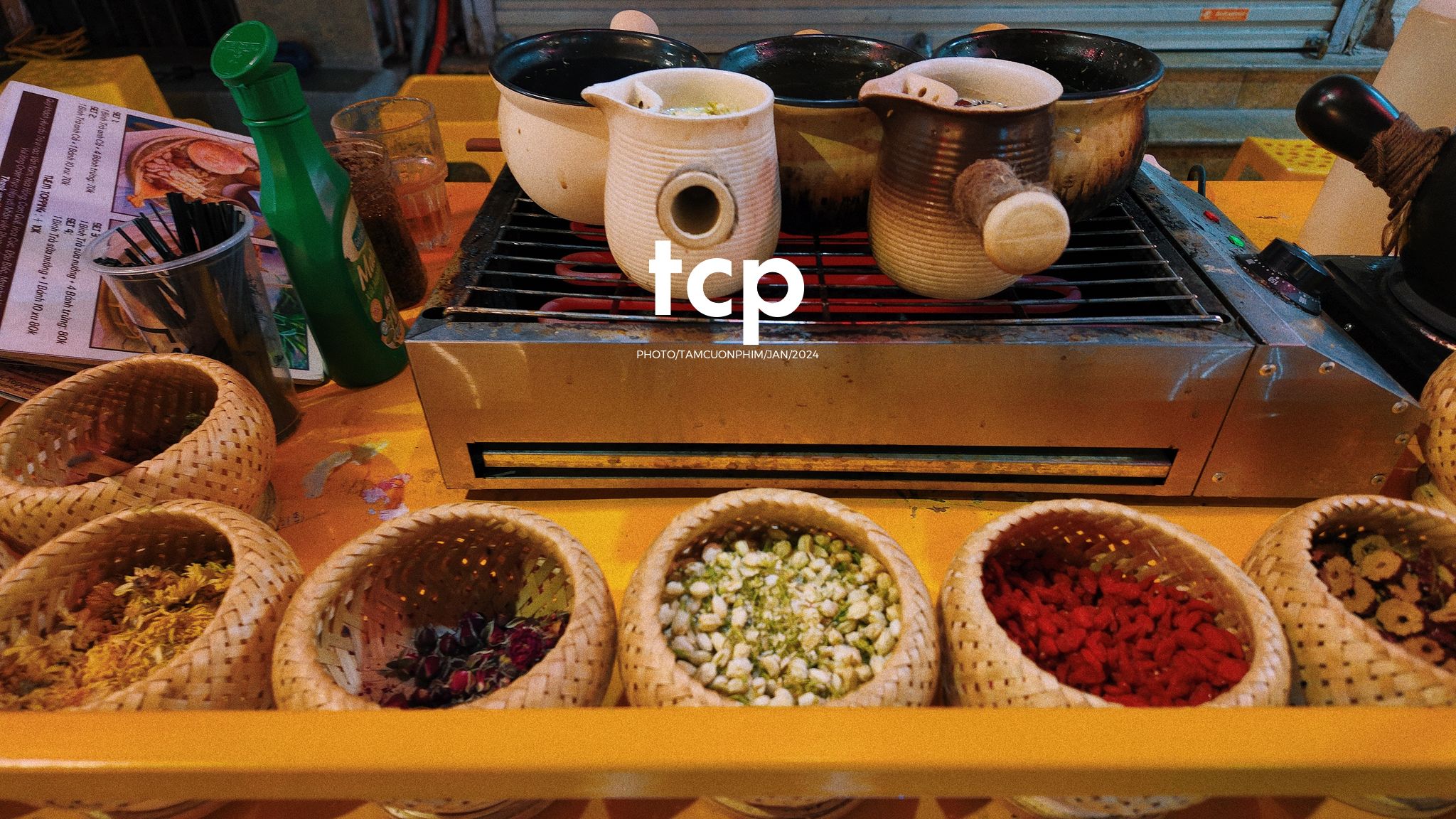 Tám Cuộn Phim - Có ai lại không nghiện cái cảm giác la cà phố xá những chiều mưa như thế này không?