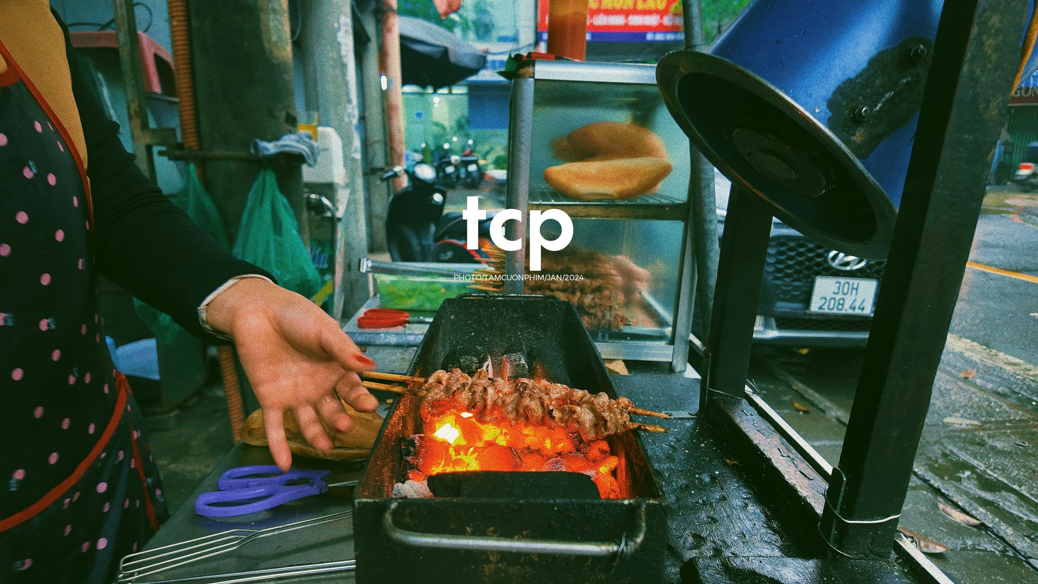 Tám Cuộn Phim - Có ai lại không nghiện cái cảm giác la cà phố xá những chiều mưa như thế này không?