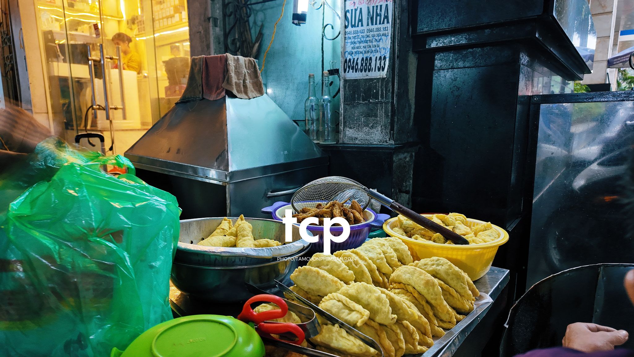 Tám Cuộn Phim - Có ai lại không nghiện cái cảm giác la cà phố xá những chiều mưa như thế này không?