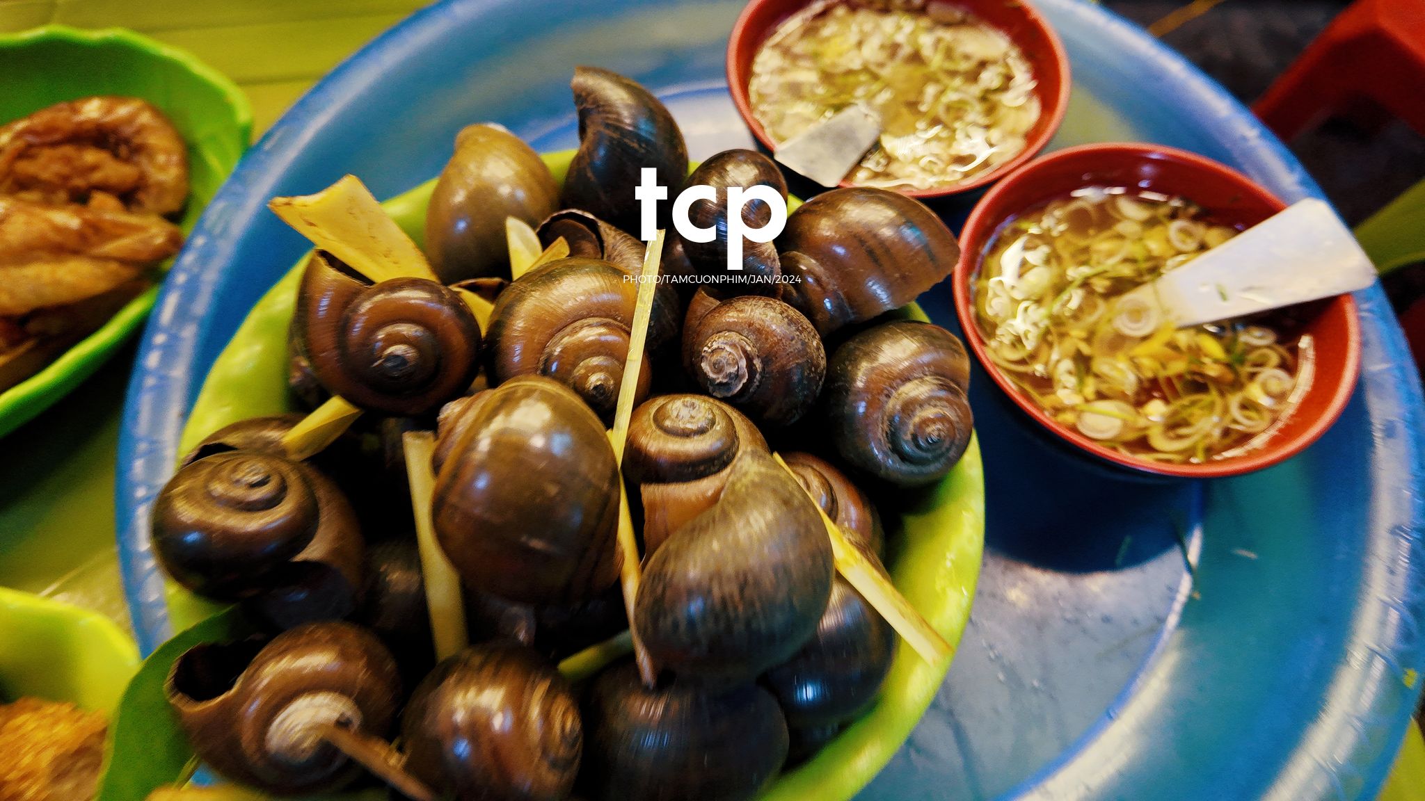 Tám Cuộn Phim - Có ai lại không nghiện cái cảm giác la cà phố xá những chiều mưa như thế này không?