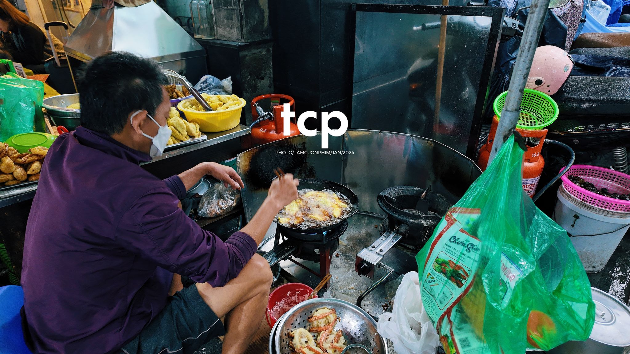 Tám Cuộn Phim - Có ai lại không nghiện cái cảm giác la cà phố xá những chiều mưa như thế này không?