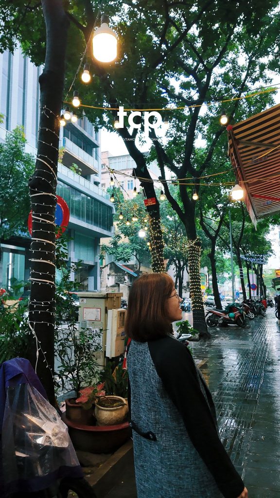 Tám Cuộn Phim - Có ai lại không nghiện cái cảm giác la cà phố xá những chiều mưa như thế này không?