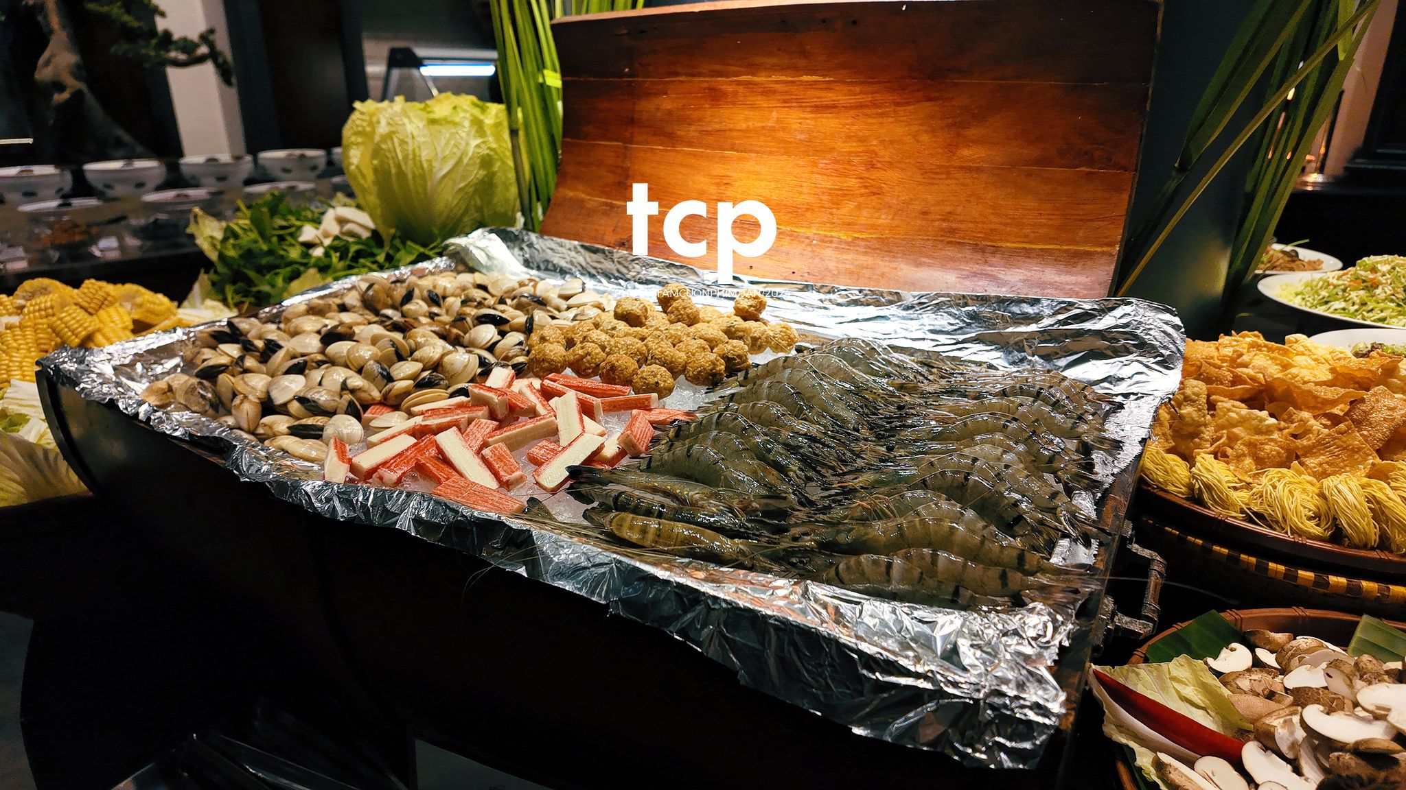 Tám Cuộn Phim - Có ai lại không nghiện cái cảm giác la cà phố xá những chiều mưa như thế này không?