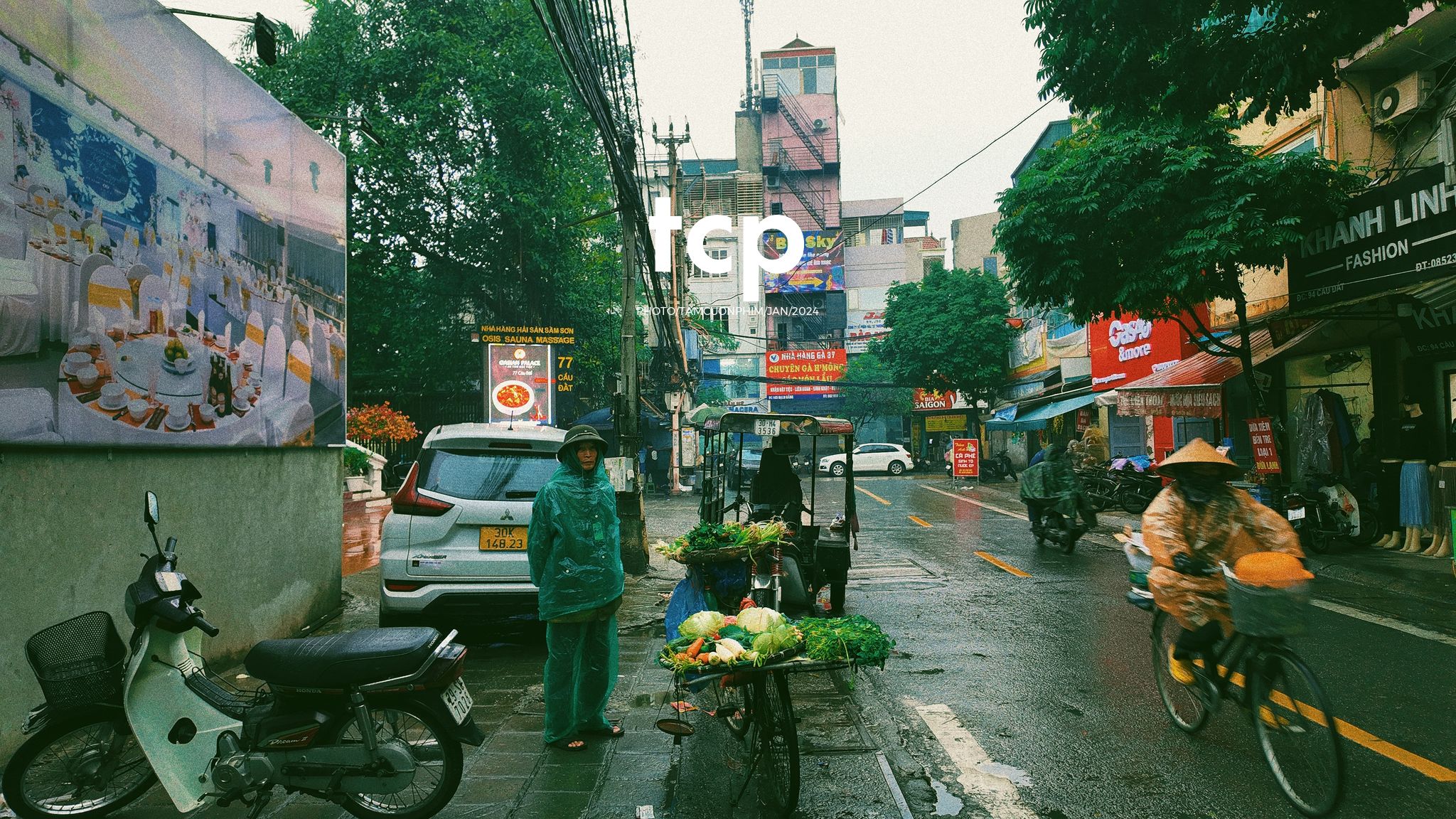 Tám Cuộn Phim - Có ai lại không nghiện cái cảm giác la cà phố xá những chiều mưa như thế này không?