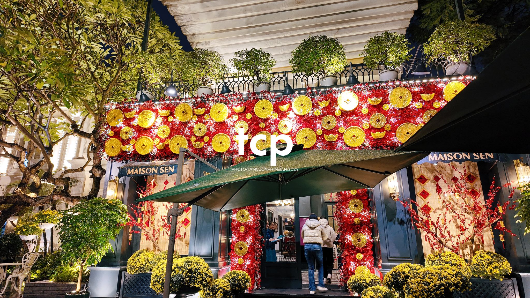 Tám Cuộn Phim - Có ai lại không nghiện cái cảm giác la cà phố xá những chiều mưa như thế này không?