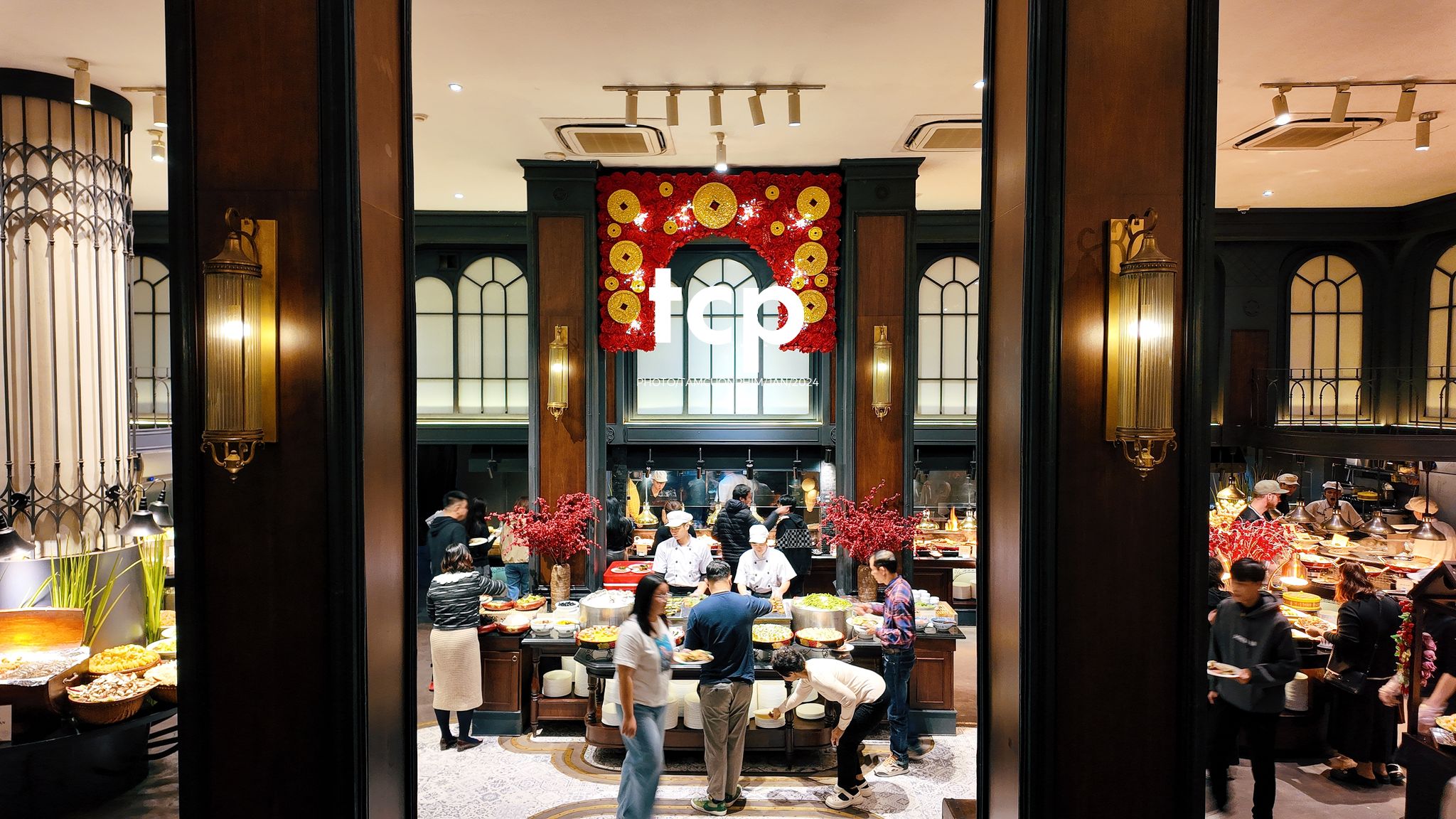 Tám Cuộn Phim - Có ai lại không nghiện cái cảm giác la cà phố xá những chiều mưa như thế này không?