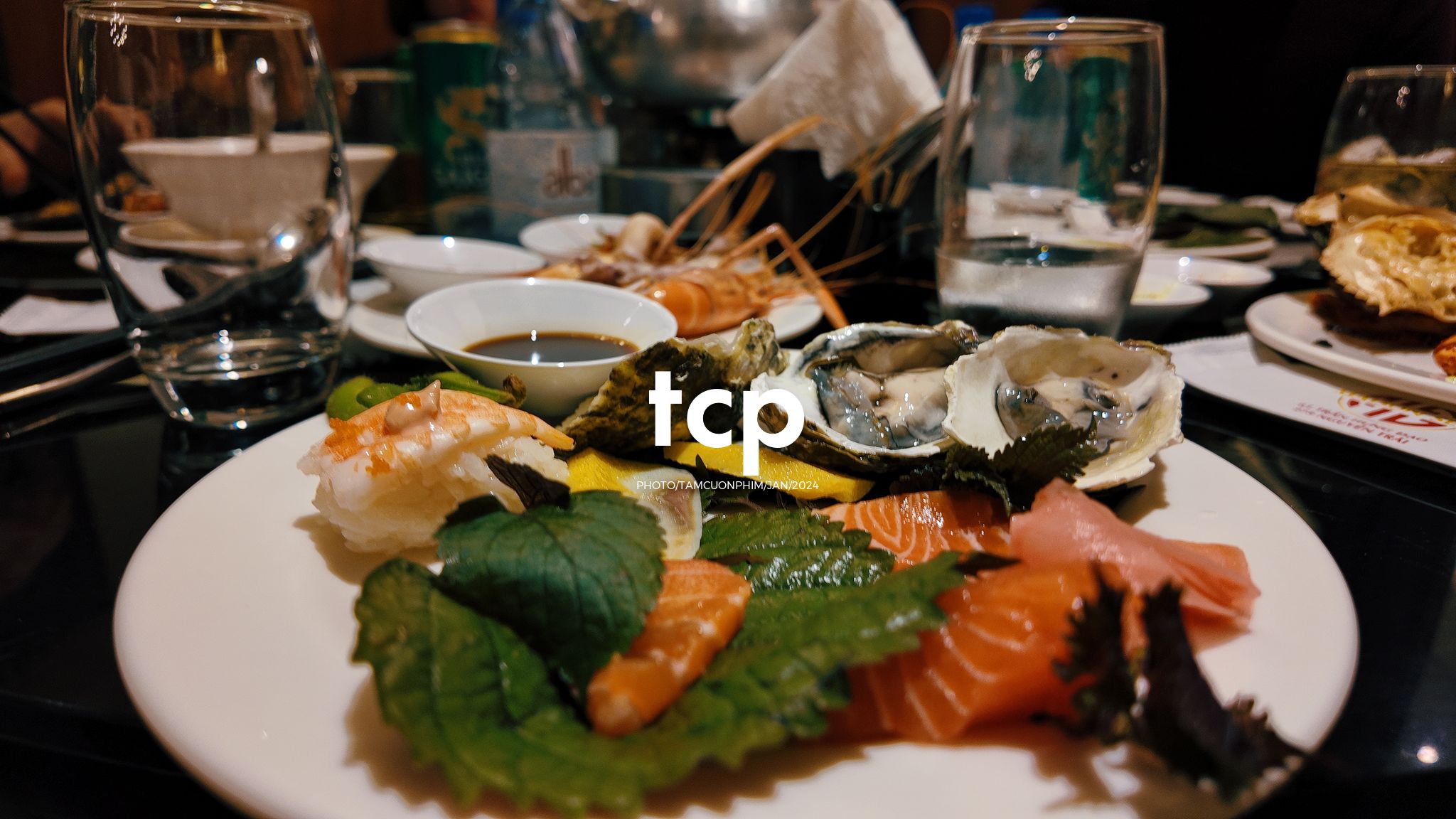 Tám Cuộn Phim - Có ai lại không nghiện cái cảm giác la cà phố xá những chiều mưa như thế này không?