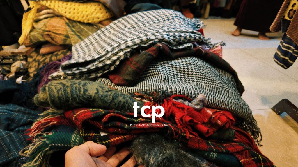Tám Cuộn Phim - Có ai lại không nghiện cái cảm giác la cà phố xá những chiều mưa như thế này không?