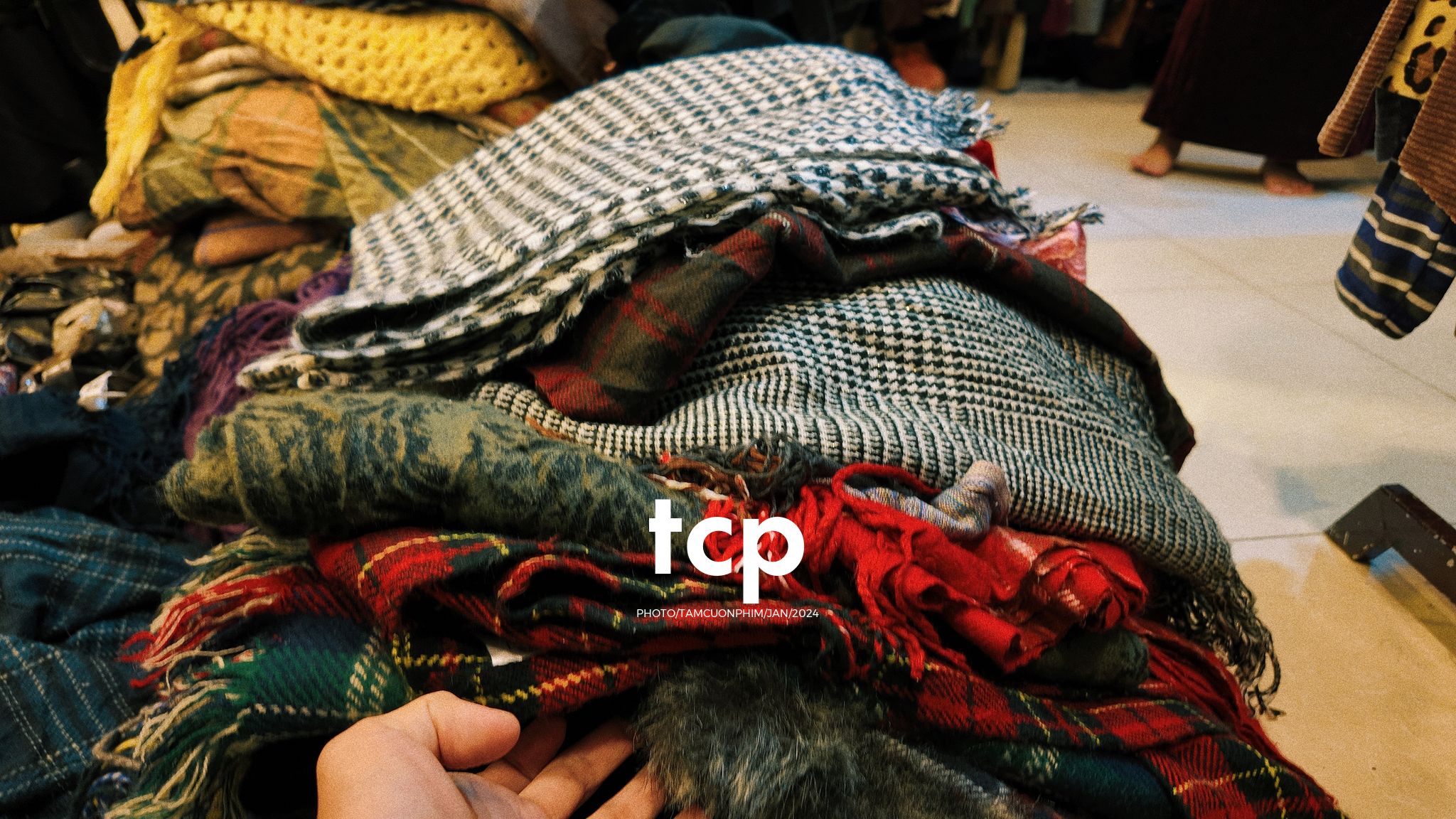 Tám Cuộn Phim - Có ai lại không nghiện cái cảm giác la cà phố xá những chiều mưa như thế này không?