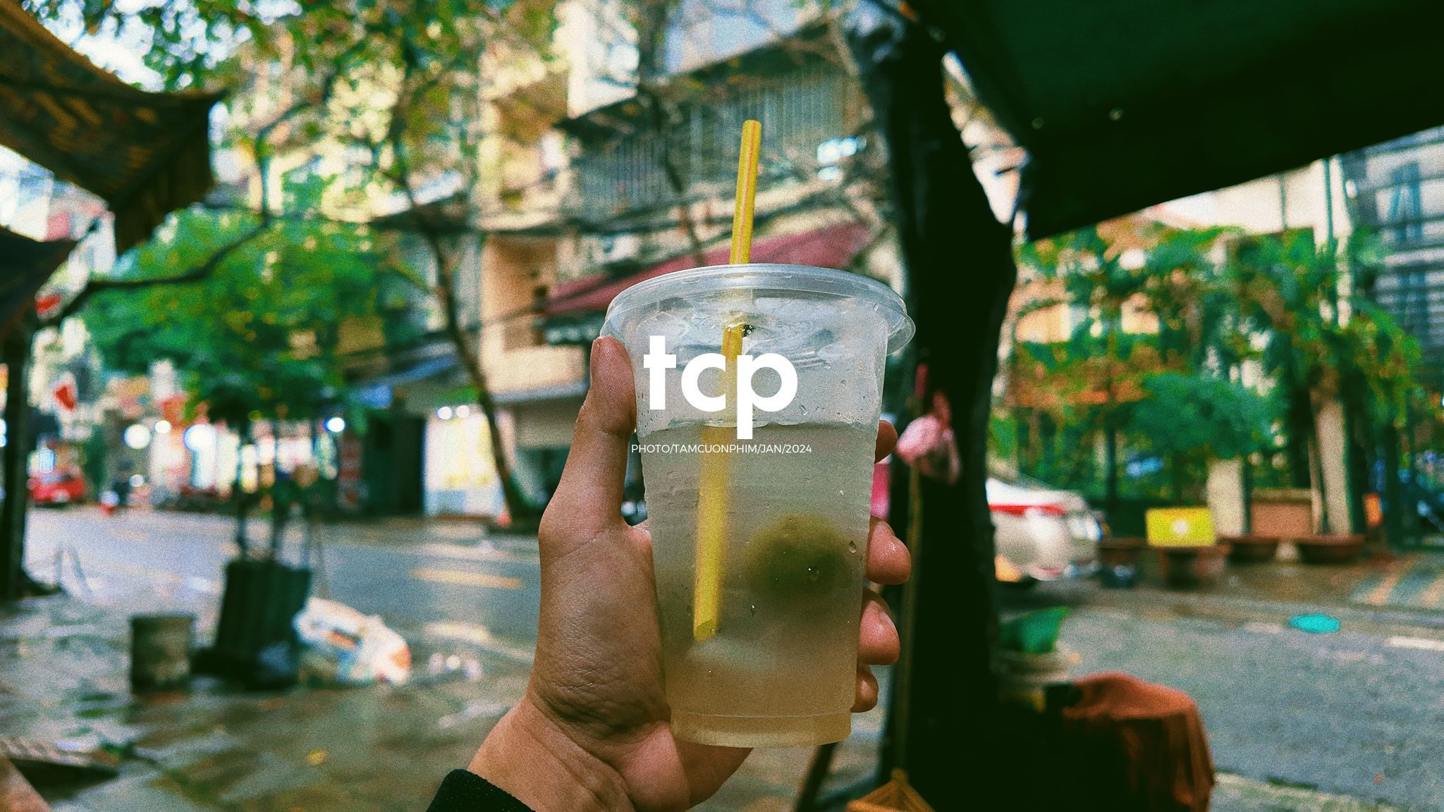 Tám Cuộn Phim - Có ai lại không nghiện cái cảm giác la cà phố xá những chiều mưa như thế này không?