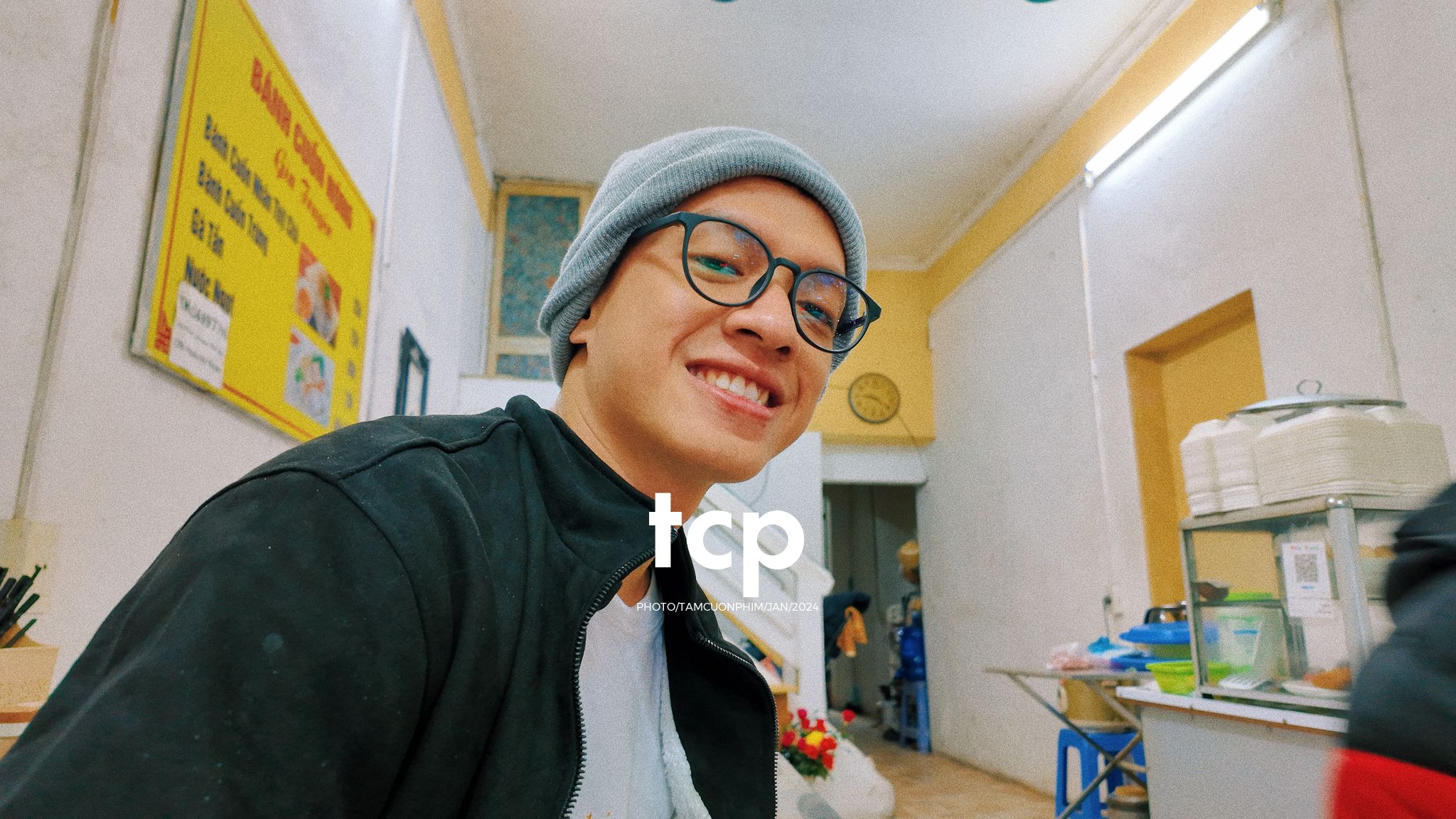 Tám Cuộn Phim - Có ai lại không nghiện cái cảm giác la cà phố xá những chiều mưa như thế này không?