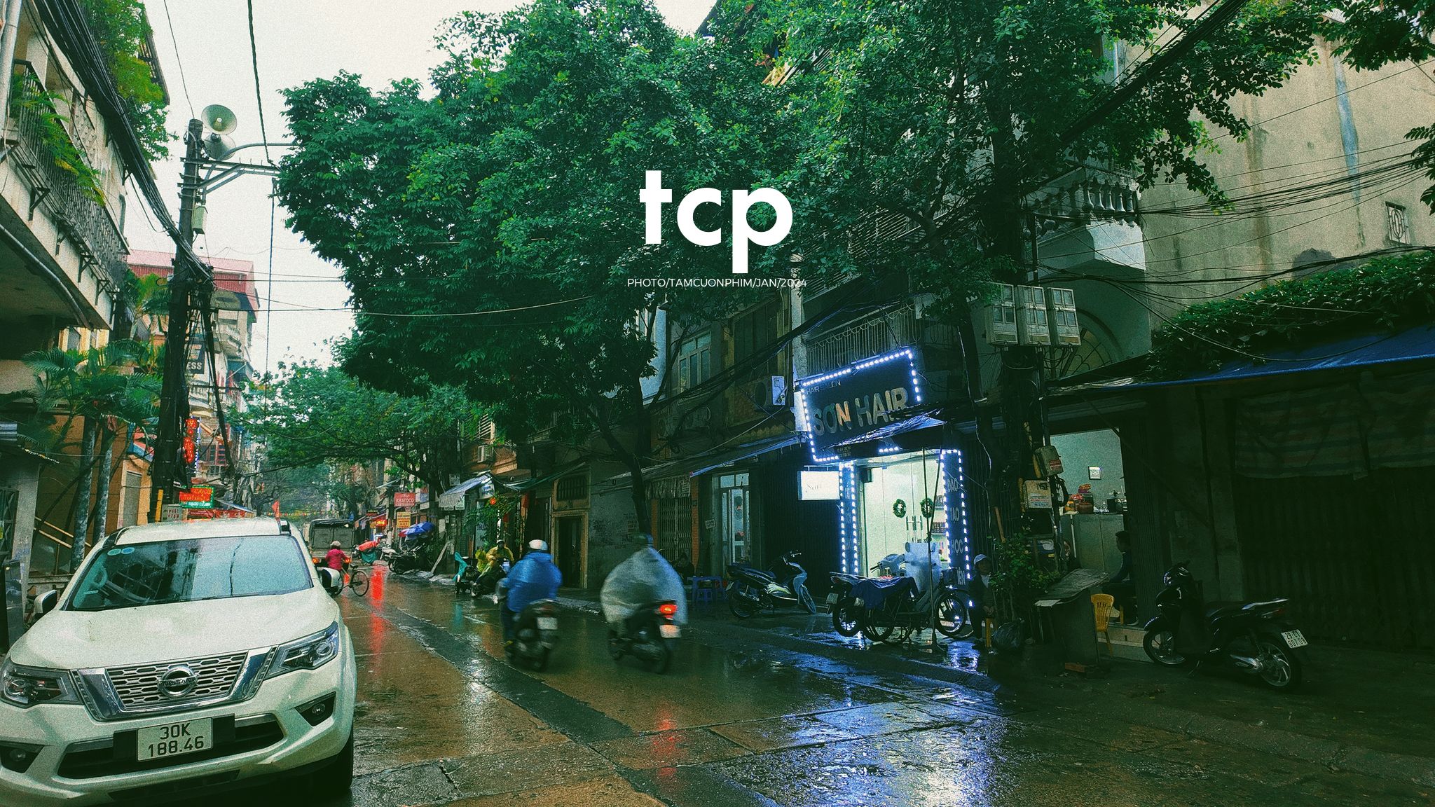 Tám Cuộn Phim - Có ai lại không nghiện cái cảm giác la cà phố xá những chiều mưa như thế này không?