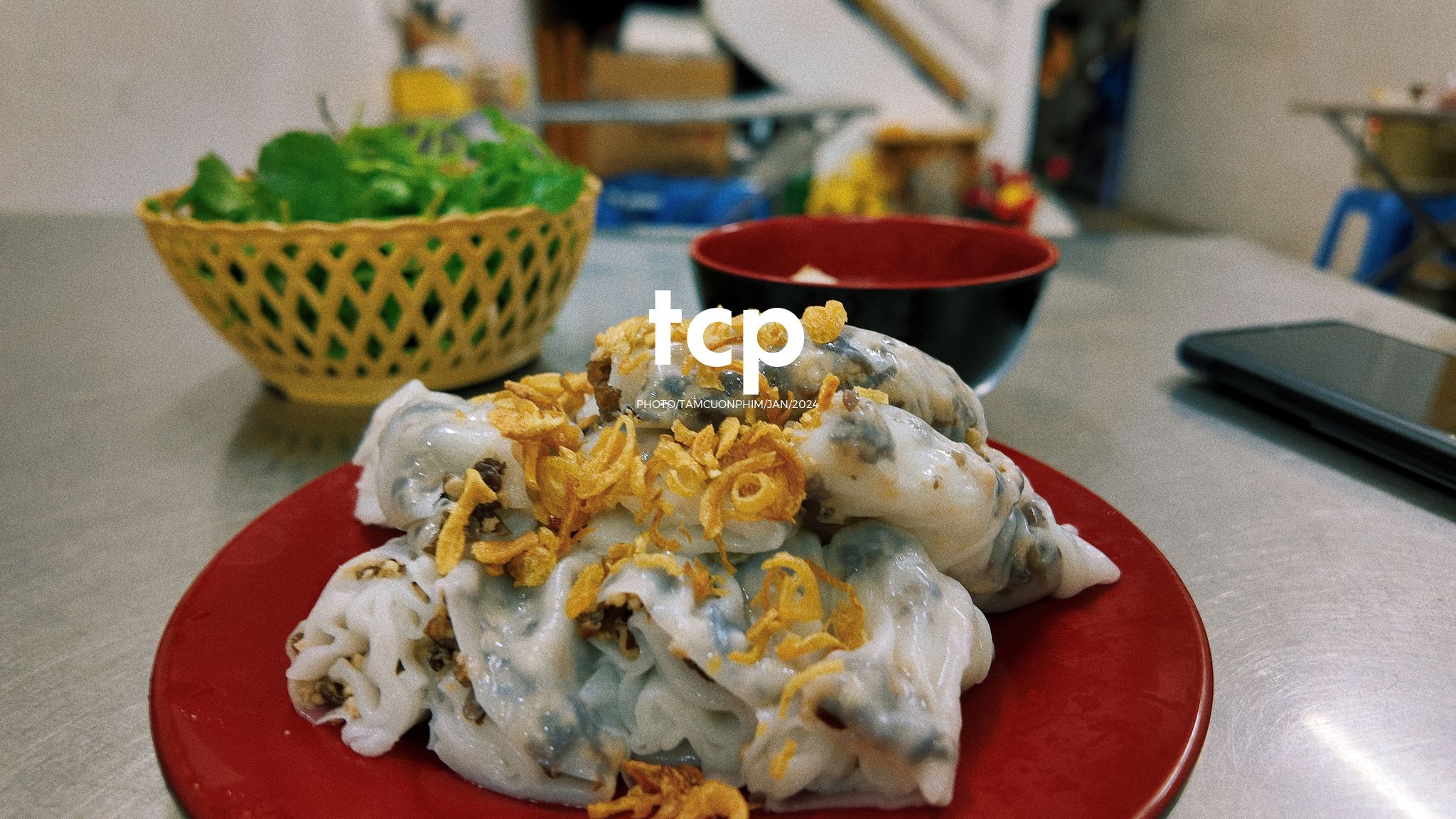 Tám Cuộn Phim - Có ai lại không nghiện cái cảm giác la cà phố xá những chiều mưa như thế này không?