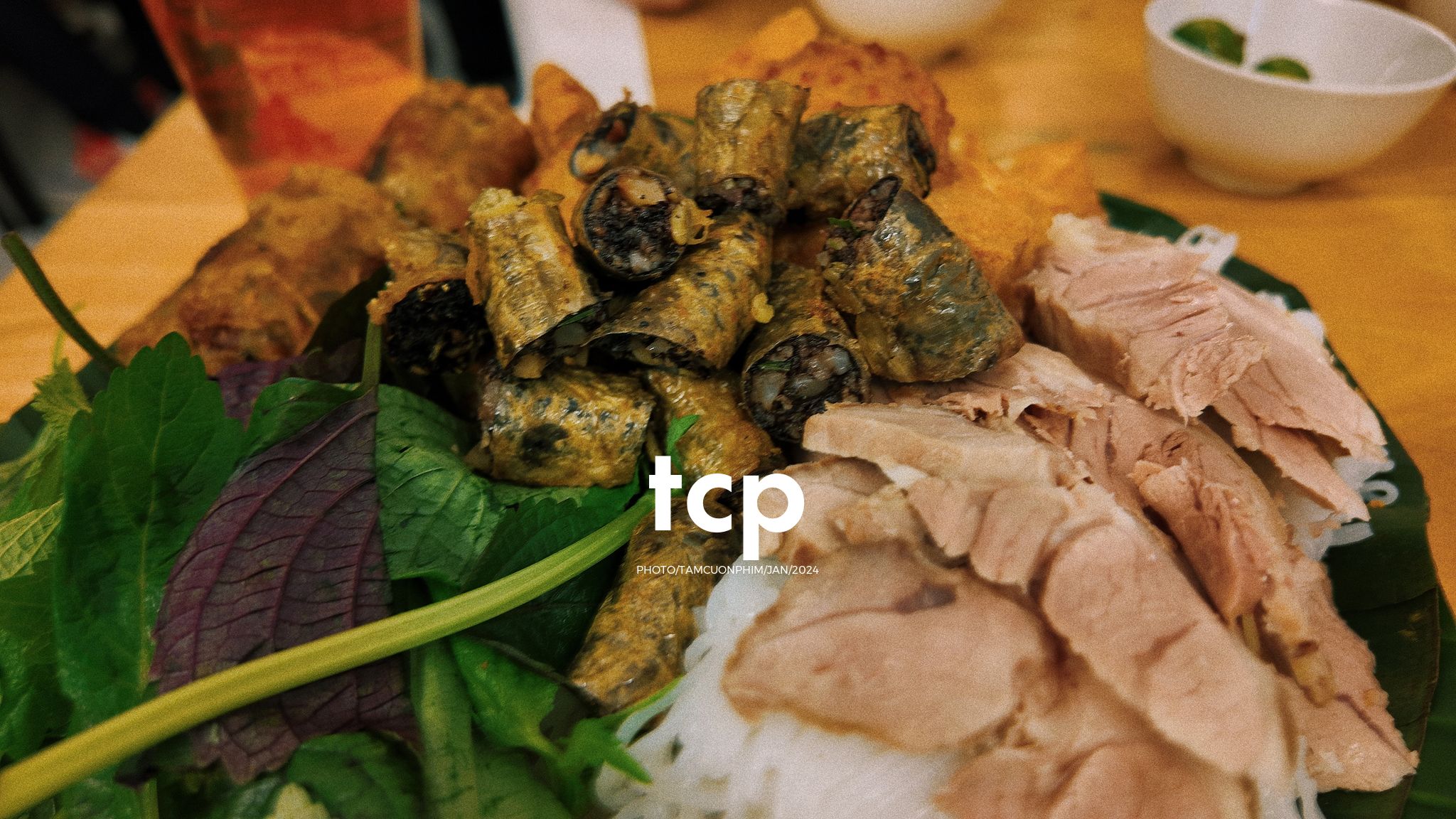 Tám Cuộn Phim - Có ai lại không nghiện cái cảm giác la cà phố xá những chiều mưa như thế này không?