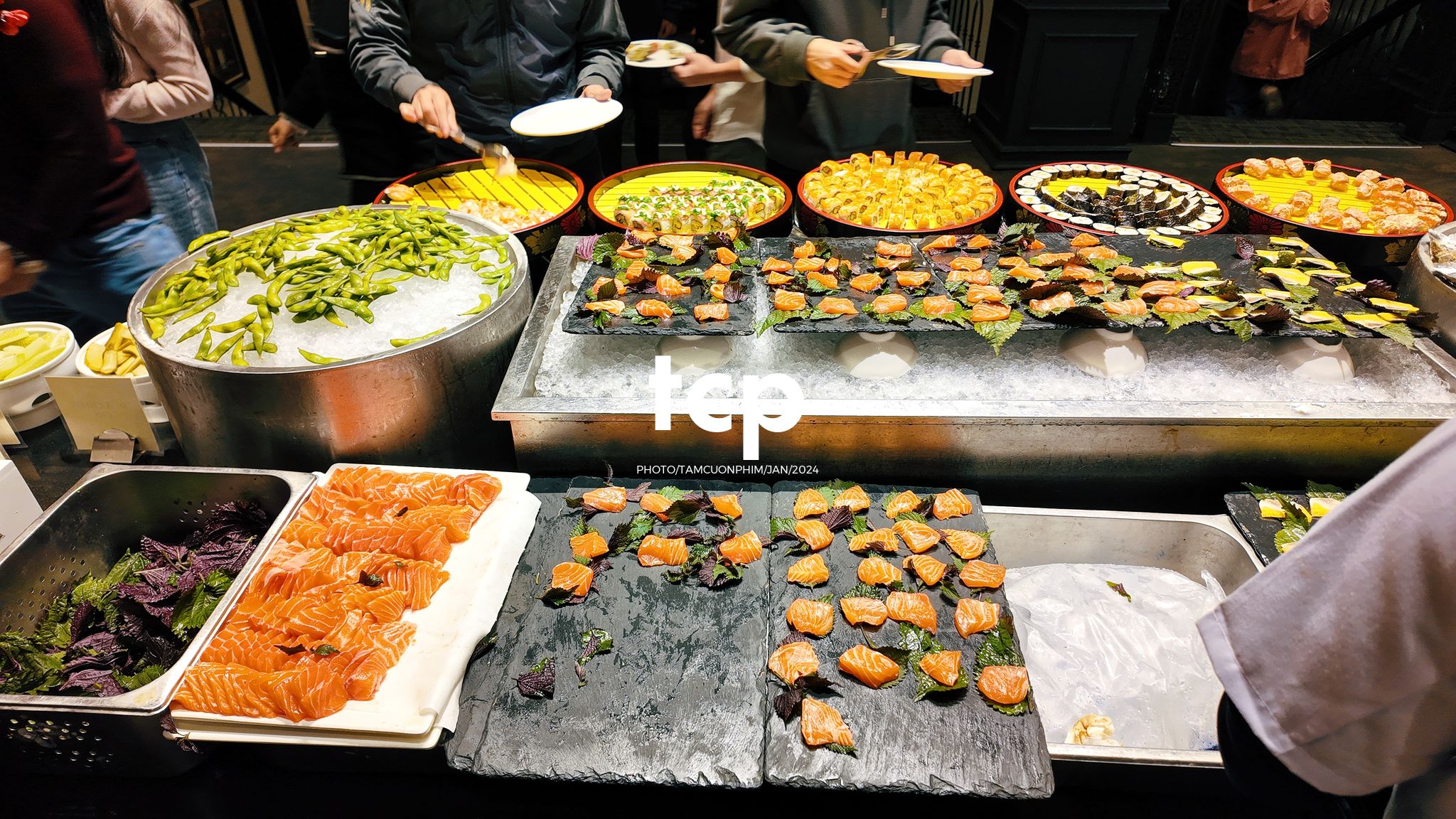 Tám Cuộn Phim - Có ai lại không nghiện cái cảm giác la cà phố xá những chiều mưa như thế này không?