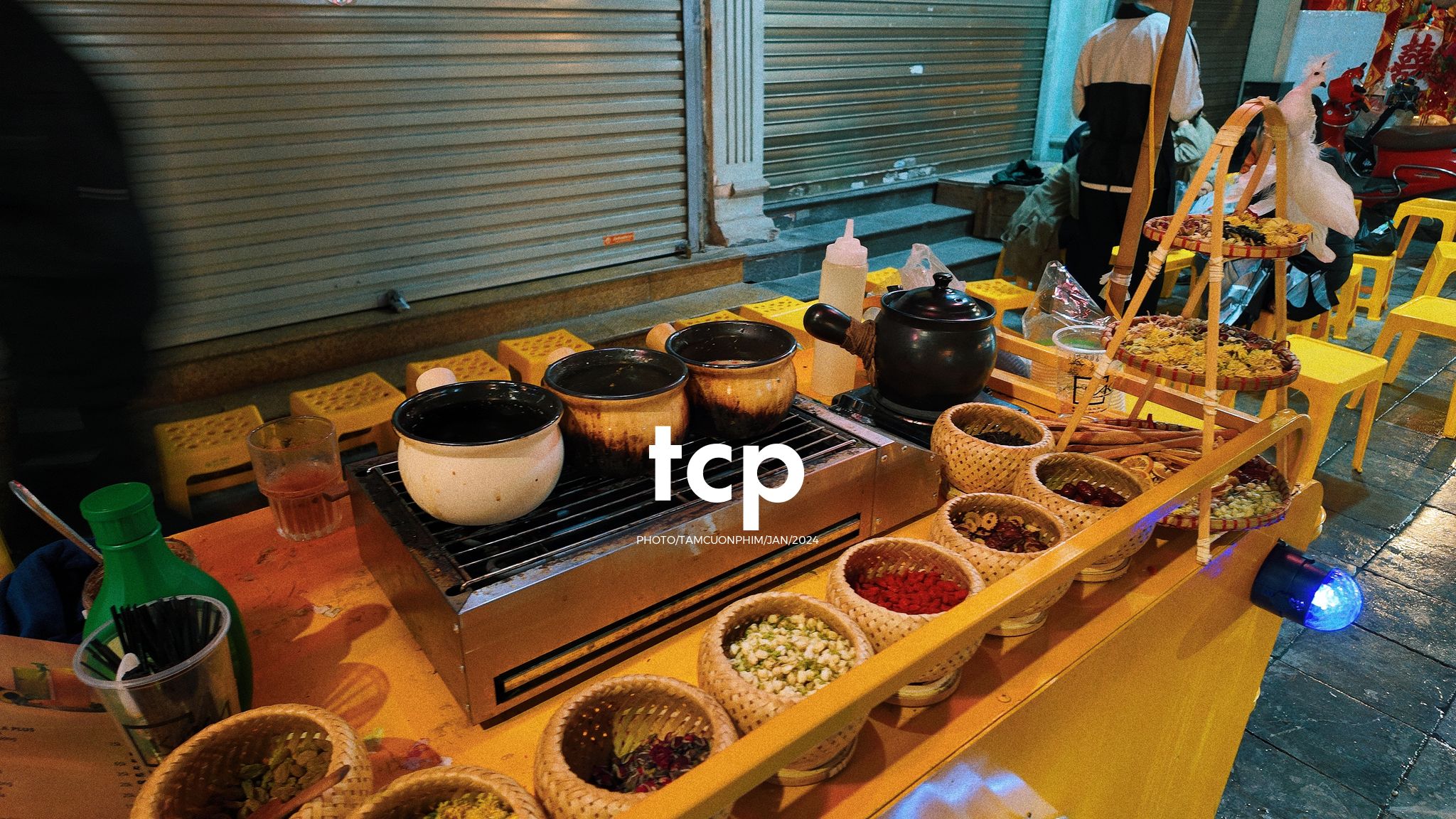 Tám Cuộn Phim - Có ai lại không nghiện cái cảm giác la cà phố xá những chiều mưa như thế này không?