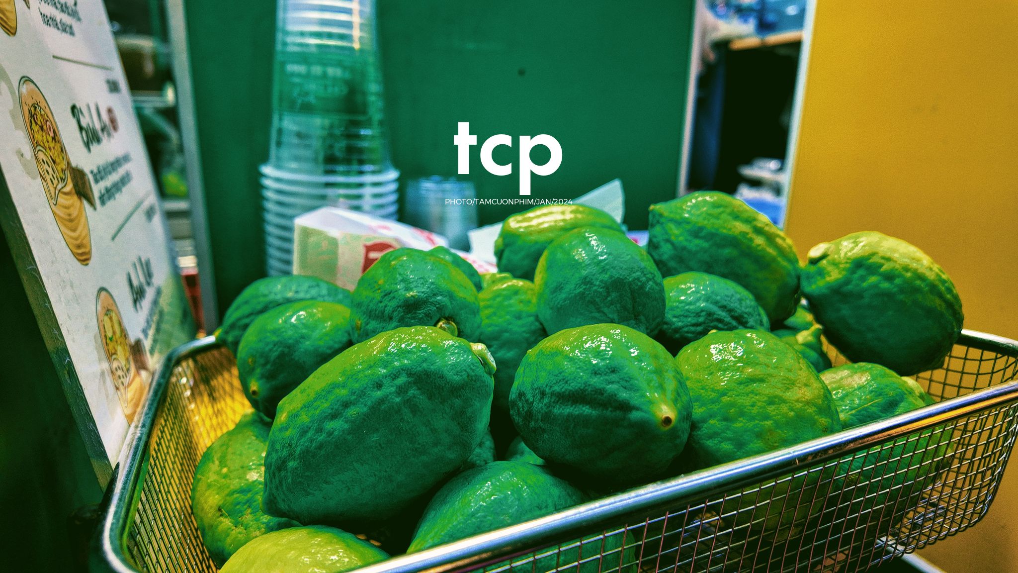 Tám Cuộn Phim - Có ai lại không nghiện cái cảm giác la cà phố xá những chiều mưa như thế này không?