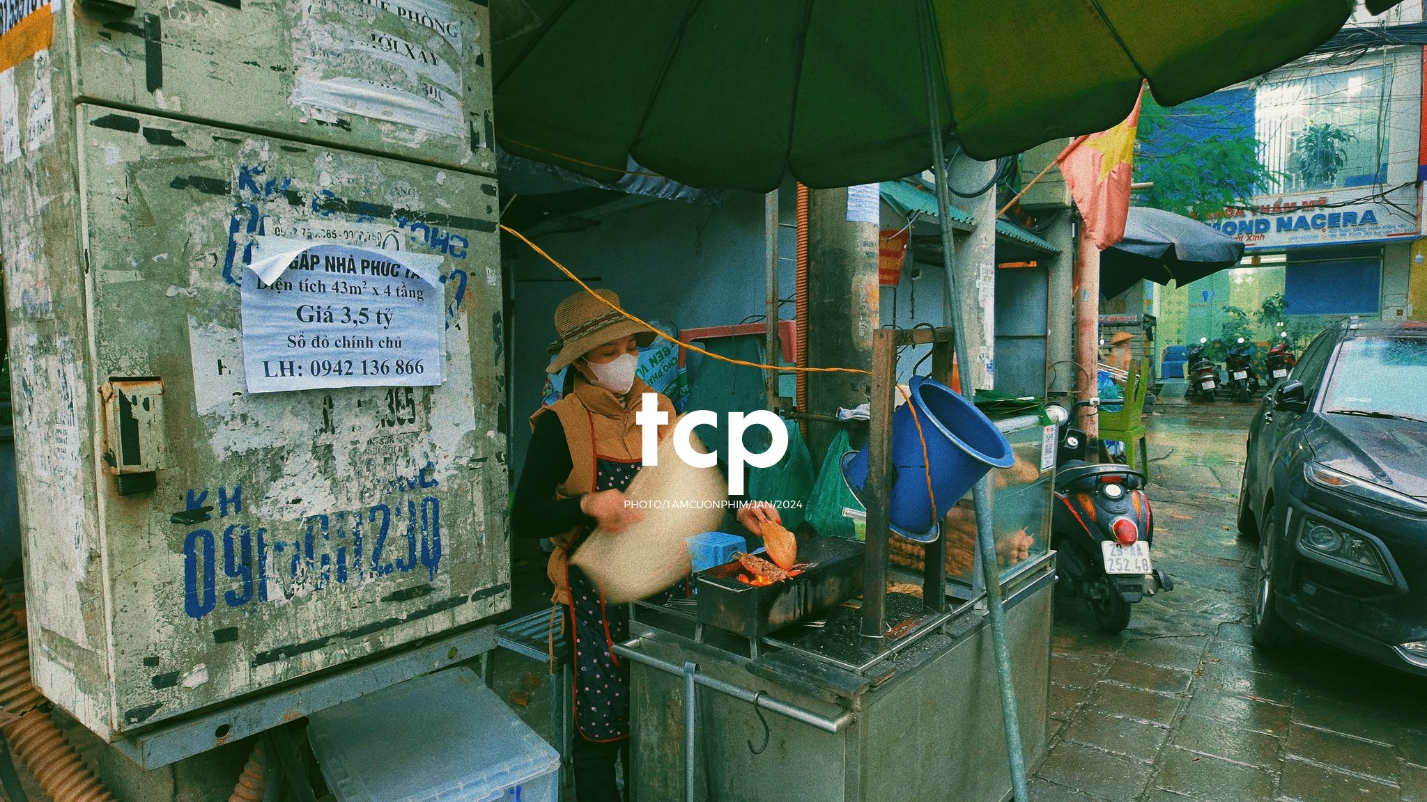 Tám Cuộn Phim - Có ai lại không nghiện cái cảm giác la cà phố xá những chiều mưa như thế này không?