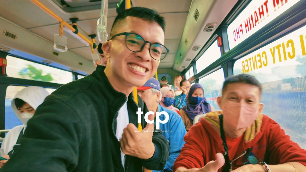 Tám Cuộn Phim - Có ai lại không nghiện cái cảm giác la cà phố xá những chiều mưa như thế này không?