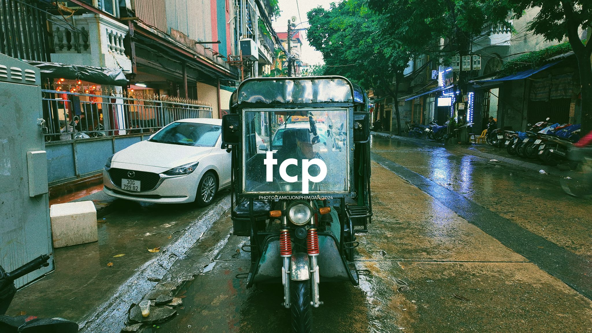 Tám Cuộn Phim - Có ai lại không nghiện cái cảm giác la cà phố xá những chiều mưa như thế này không?