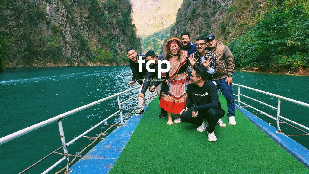 Tám Cuộn Phim - Ai mà chẳng nhớ những ngày rong ruổi trên đèo cao?