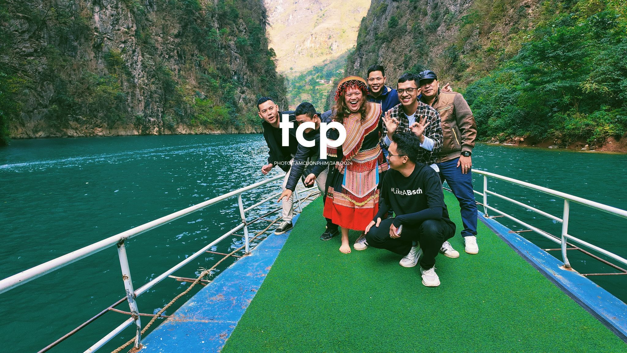 Tám Cuộn Phim - Ai mà chẳng nhớ những ngày rong ruổi trên đèo cao?