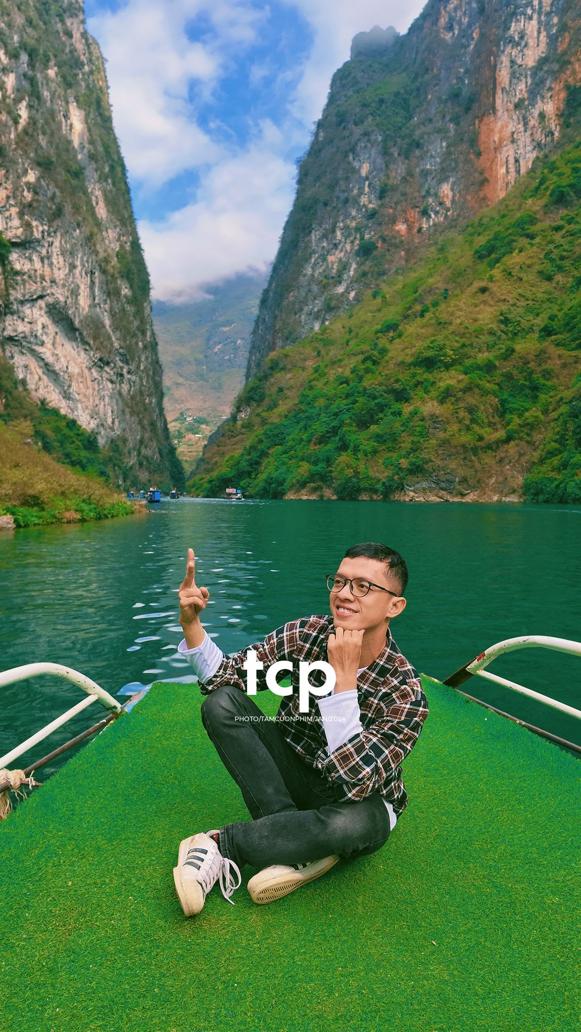 Tám Cuộn Phim - Ai mà chẳng nhớ những ngày rong ruổi trên đèo cao?