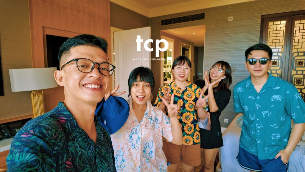 Tám Cuộn Phim - Nắng gió miền biển vắng