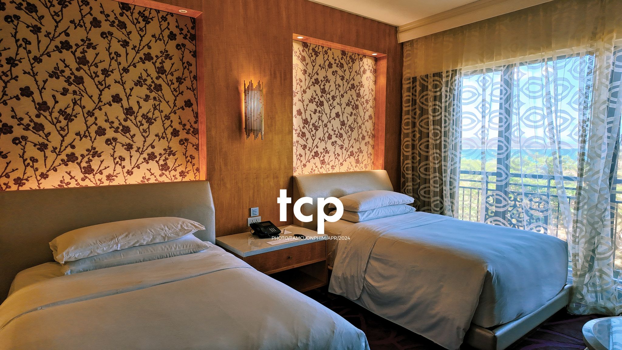 Tám Cuộn Phim - Nắng gió miền biển vắng