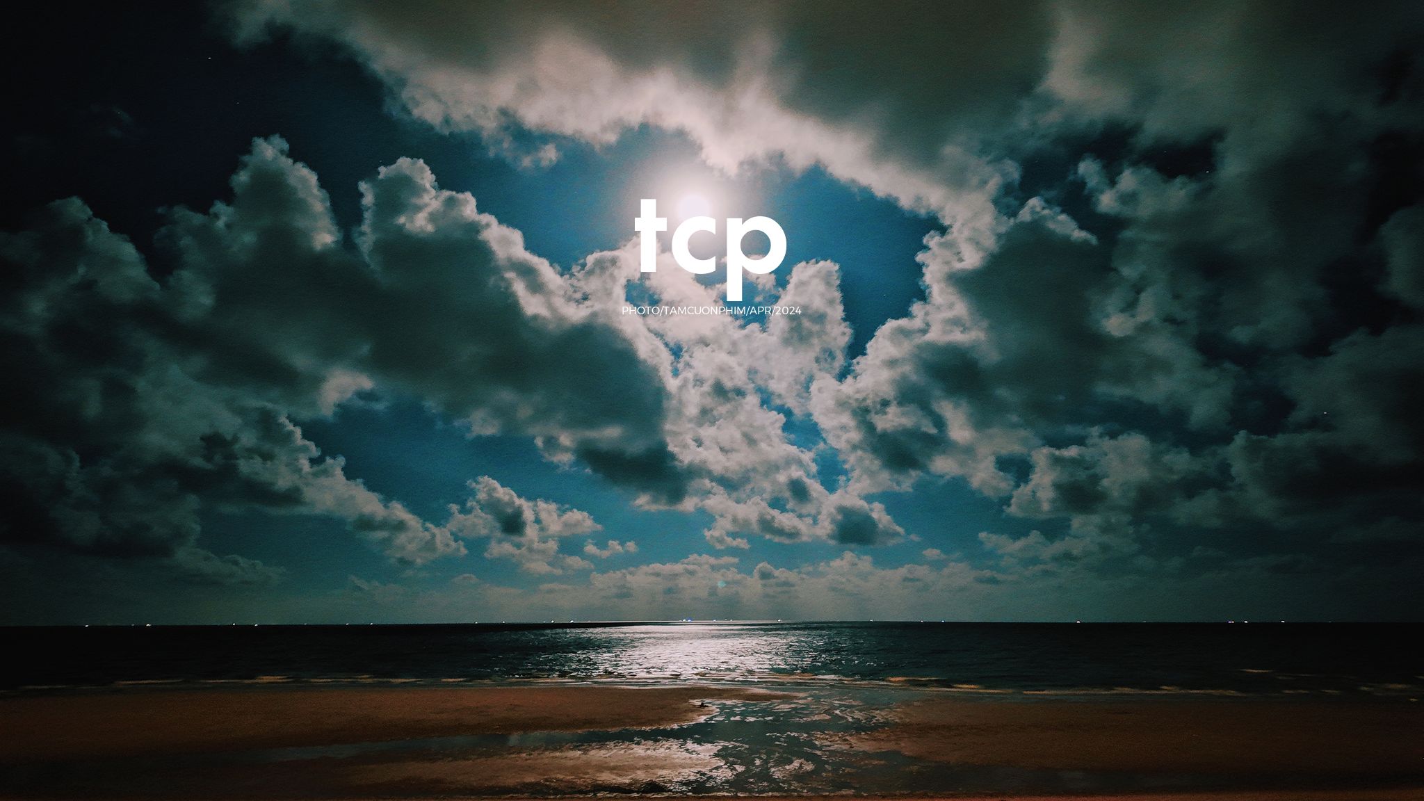 Tám Cuộn Phim - Nắng gió miền biển vắng