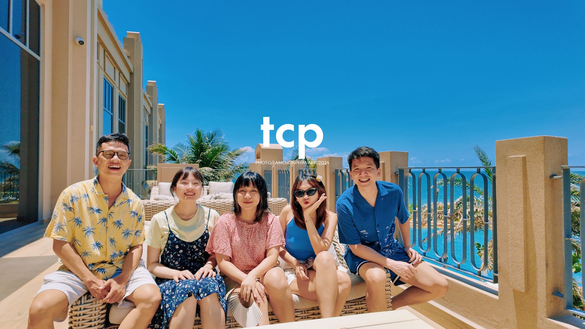 Tám Cuộn Phim - Nắng gió miền biển vắng