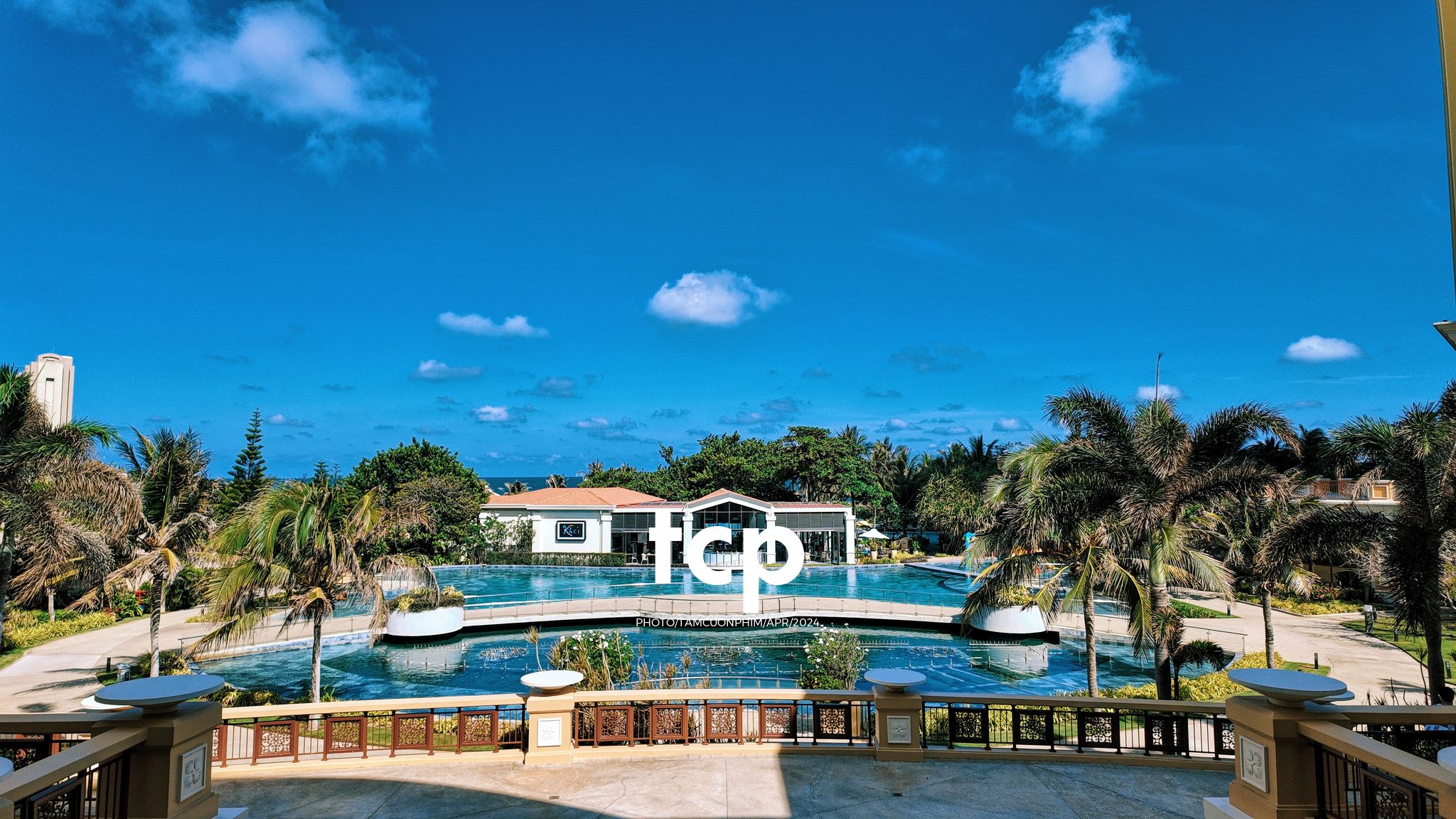 Tám Cuộn Phim - Nắng gió miền biển vắng