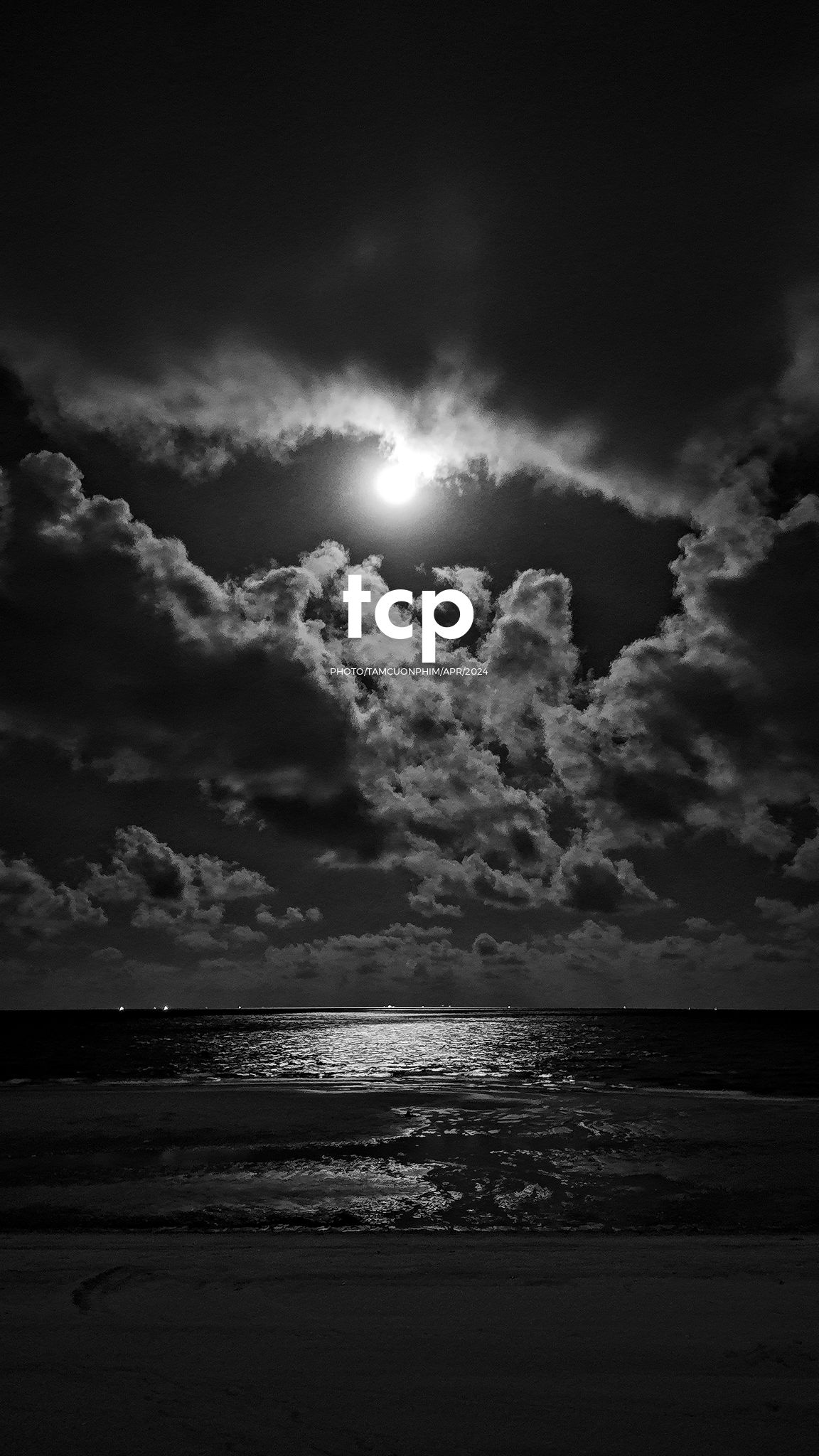 Tám Cuộn Phim - Nắng gió miền biển vắng