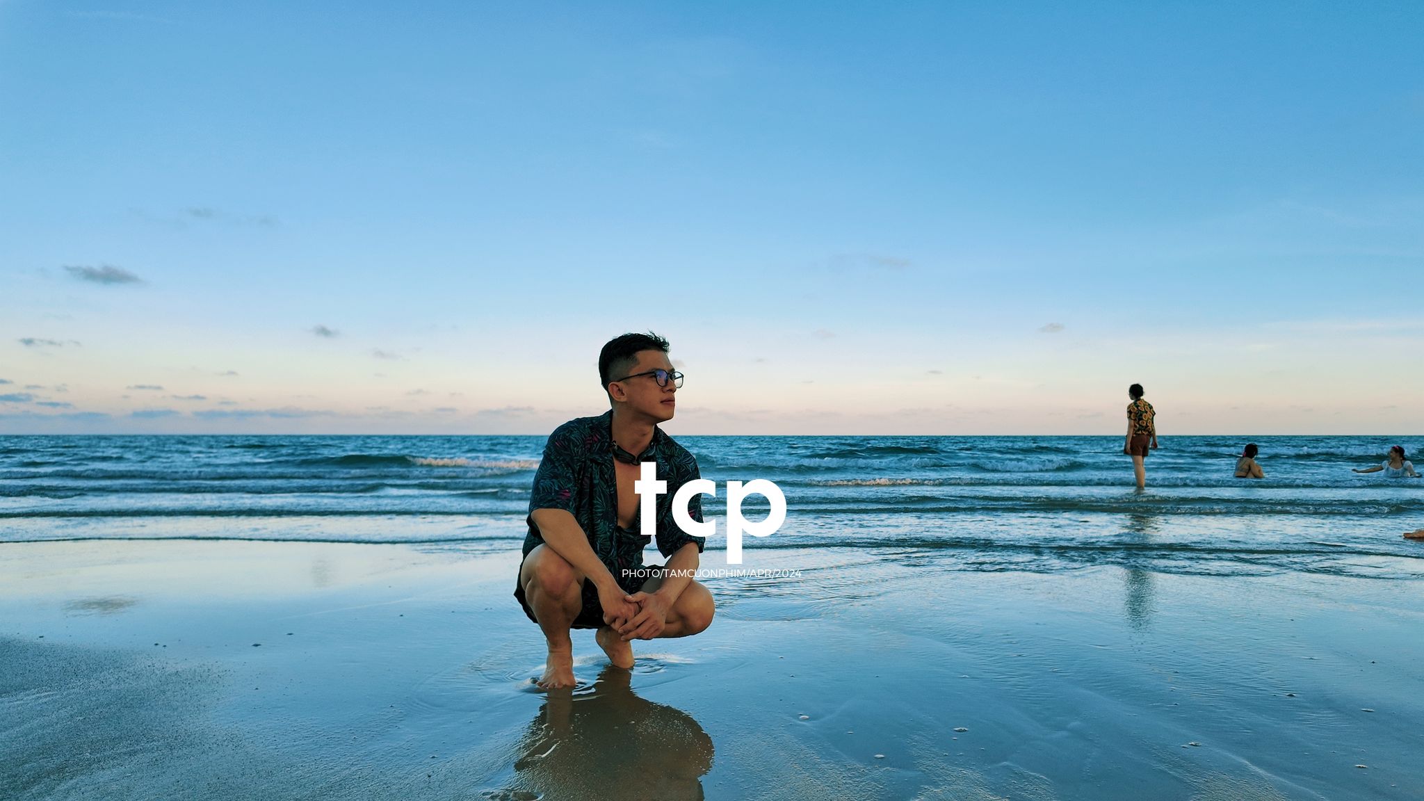 Tám Cuộn Phim - Nắng gió miền biển vắng