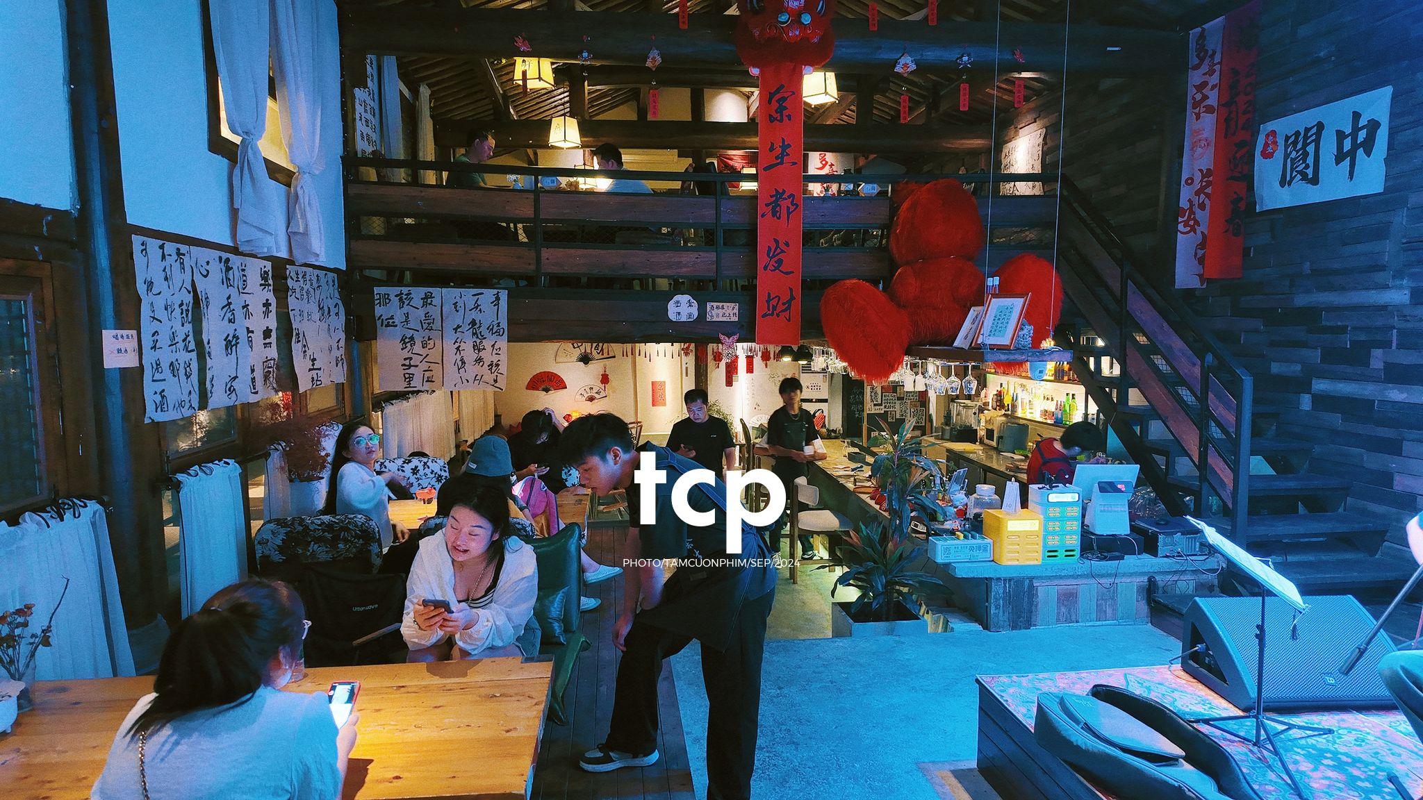 Tám Cuộn Phim - Nắng vàng trên mái ngói rêu phong