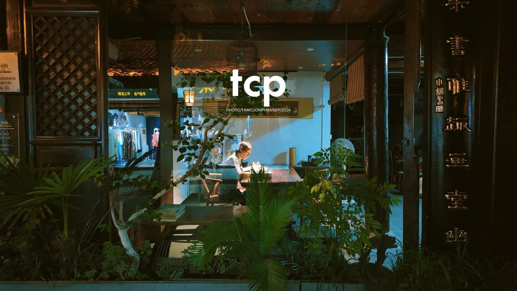 Tám Cuộn Phim - Nắng vàng trên mái ngói rêu phong