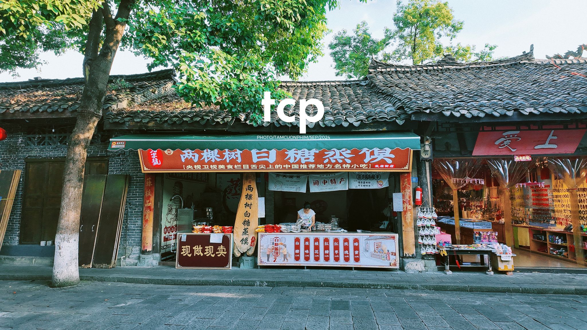 Tám Cuộn Phim - Nắng vàng trên mái ngói rêu phong